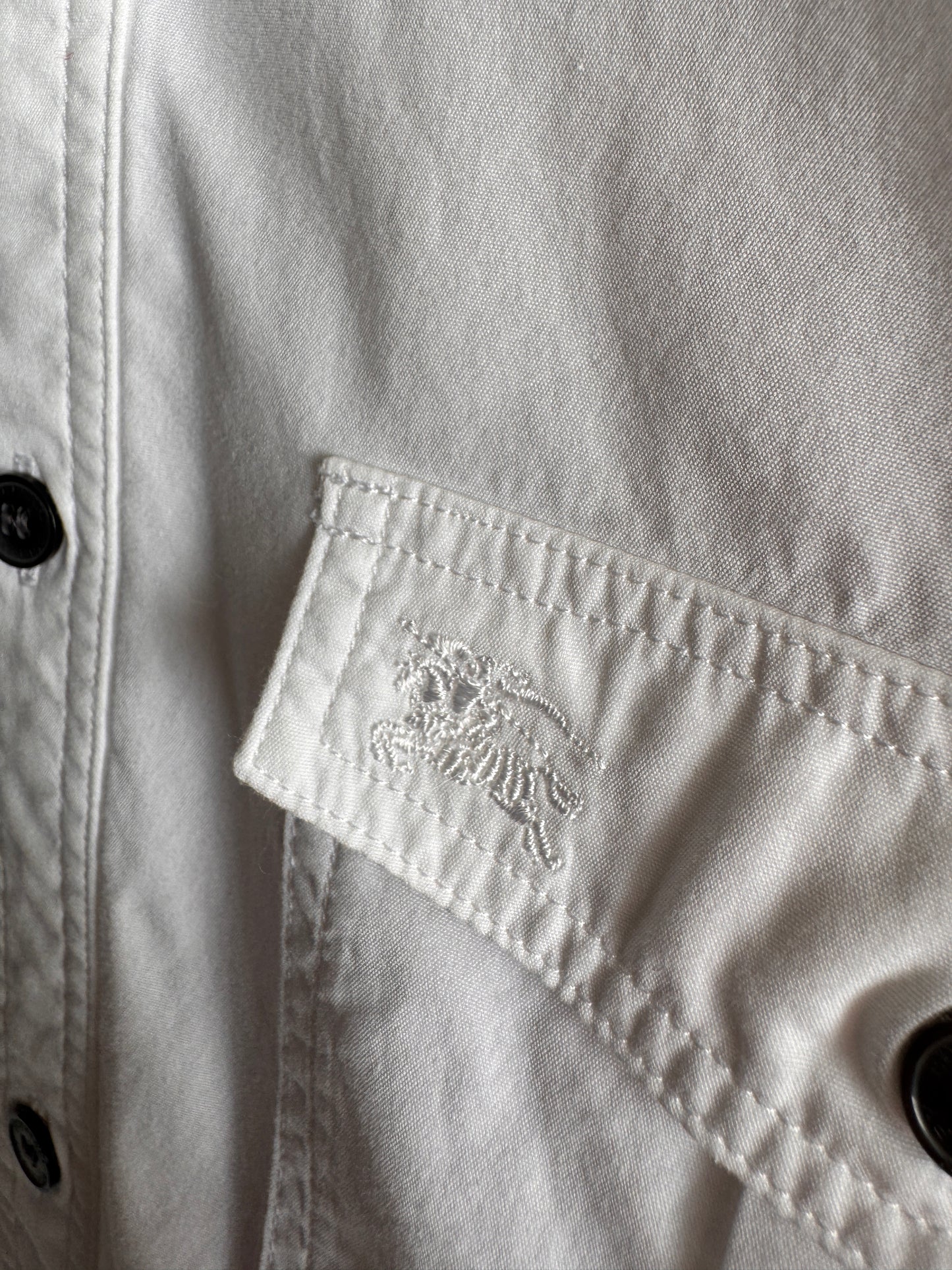 Cămașa Burberry cu influențe soft military super în trend din poplin