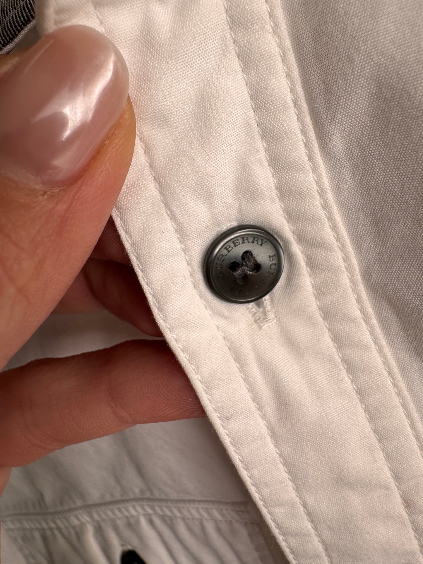 Cămașa Burberry cu influențe soft military super în trend din poplin