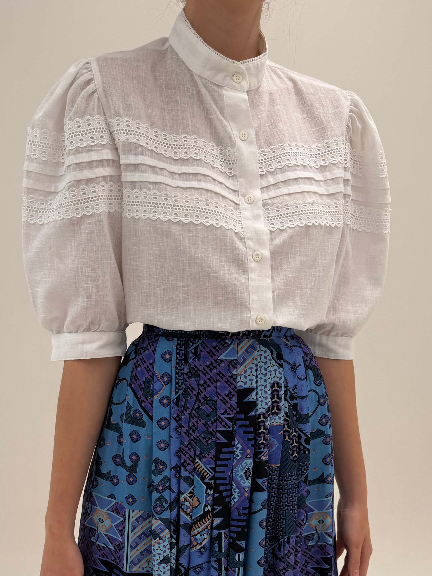 Cămașa vintage din pânză cu umeri bufanți și broderie anglaise