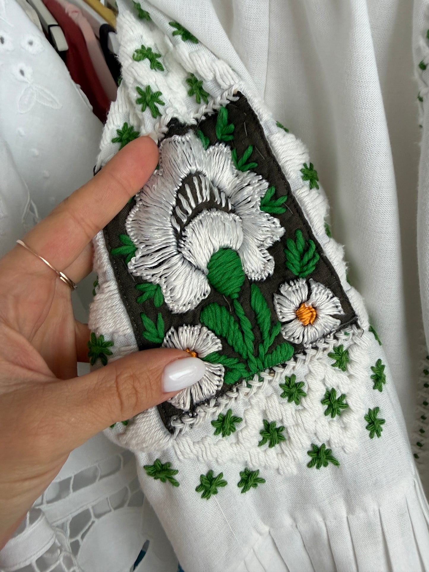 Tunica din pânză de bumbac cu broderie manuală excepțională