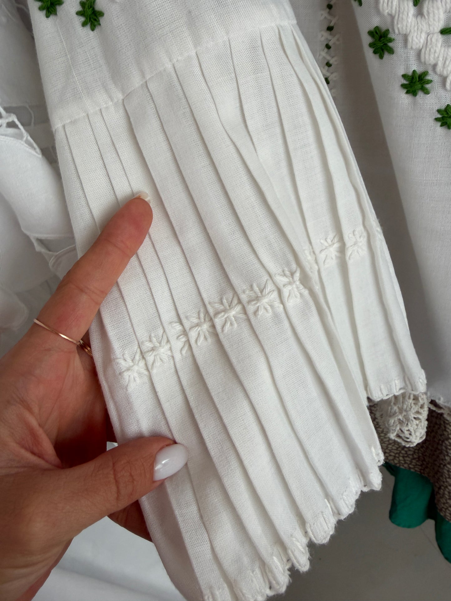 Tunica din pânză de bumbac cu broderie manuală excepțională