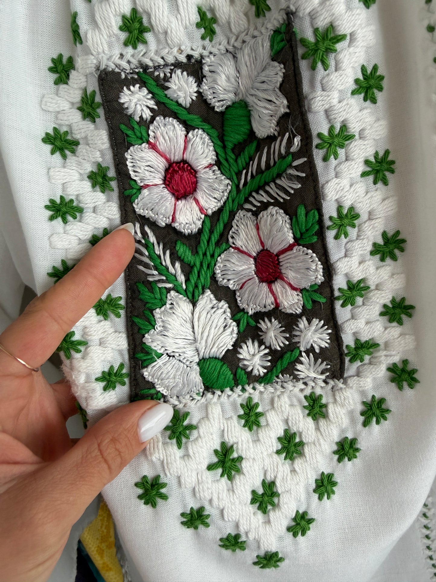 Tunica din pânză de bumbac cu broderie manuală excepțională