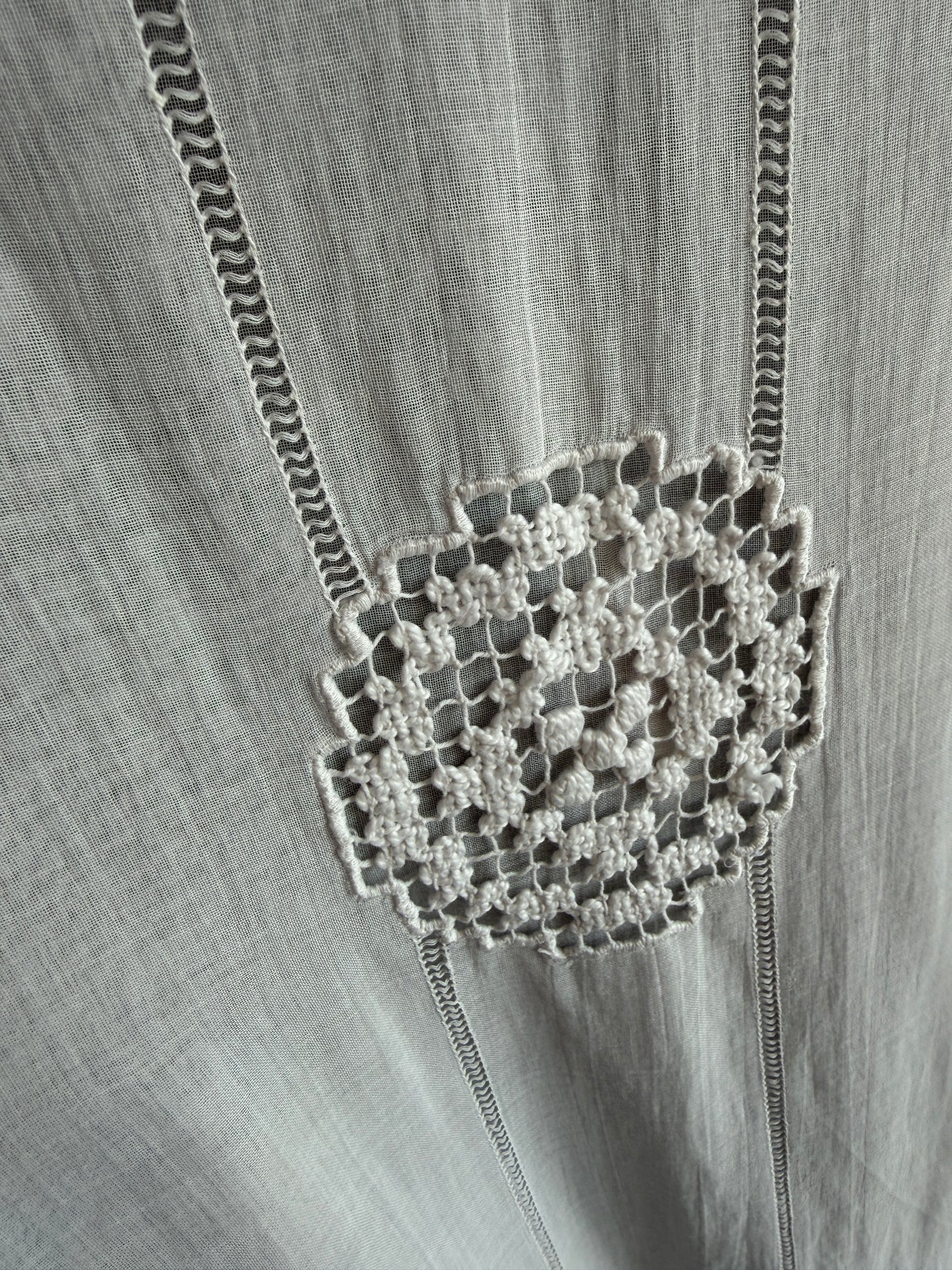 Kaftan ultra vaporos luxury lucrat manual cu macrame și broderie