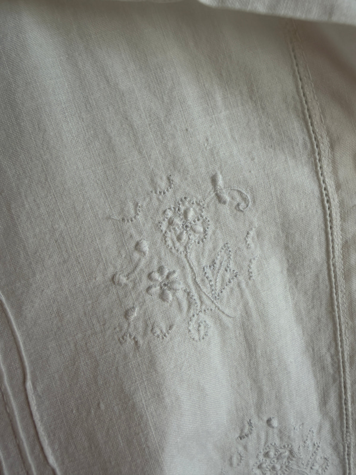 Rochie Old vintage italiană din pânză excepțională de in și bumbac cu broderie manuală