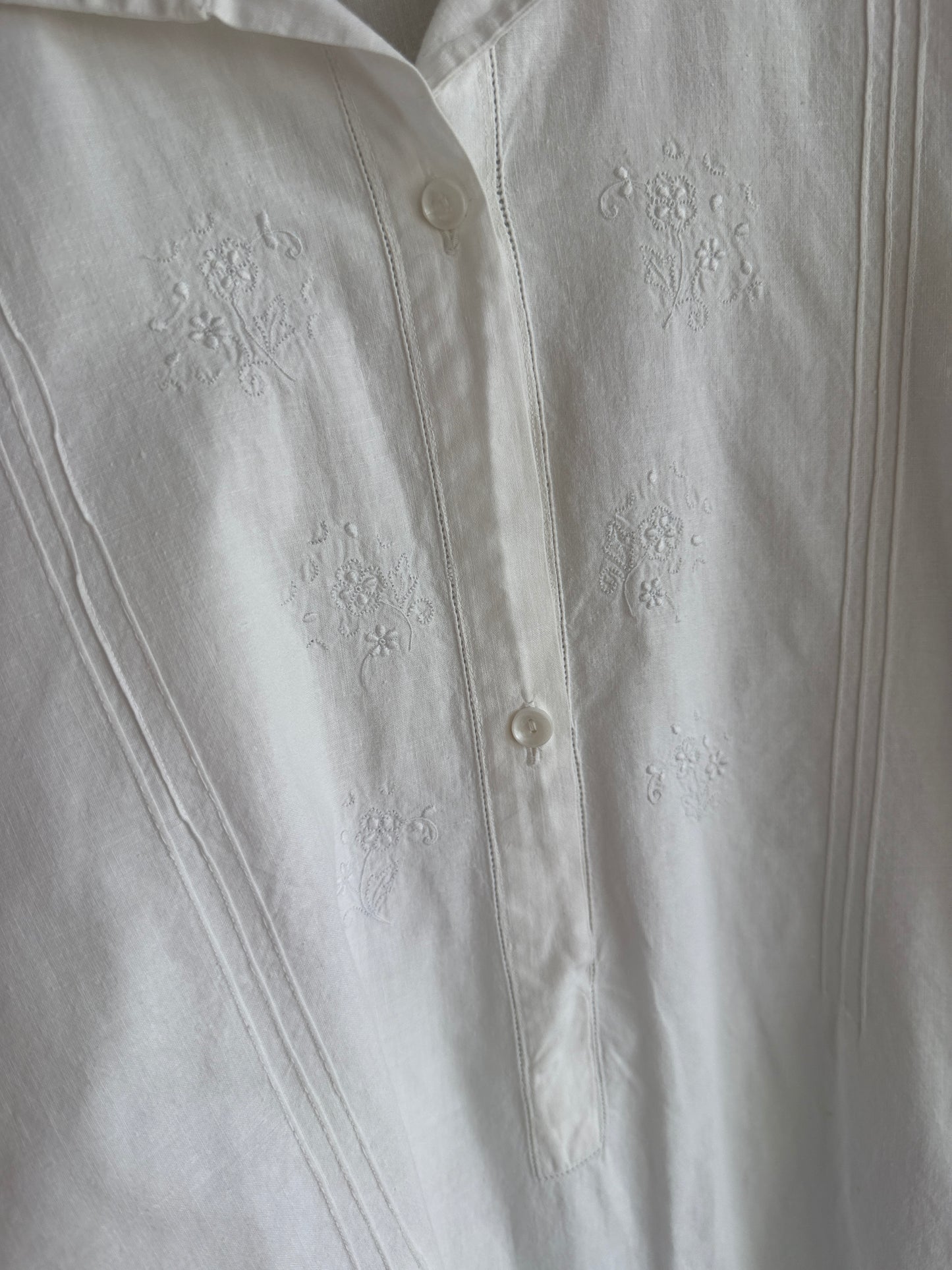 Rochie Old vintage italiană din pânză excepțională de in și bumbac cu broderie manuală