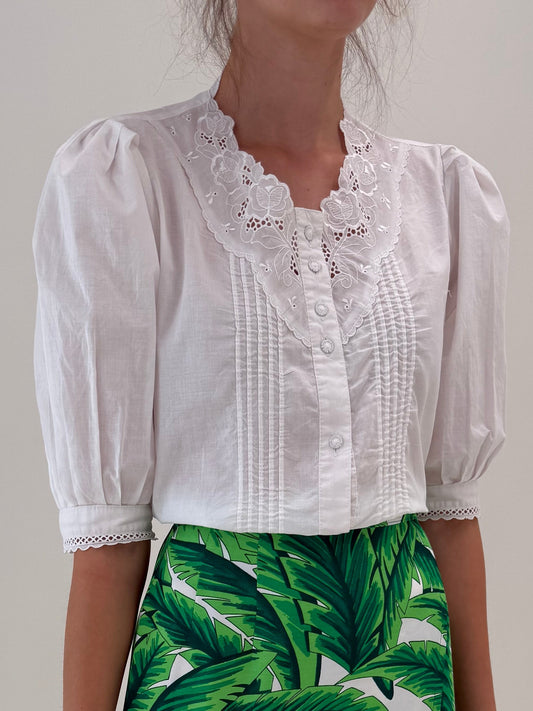 Cămașa vintage cu broderie anglaise și macrame fin cu umeri ușor bufanți