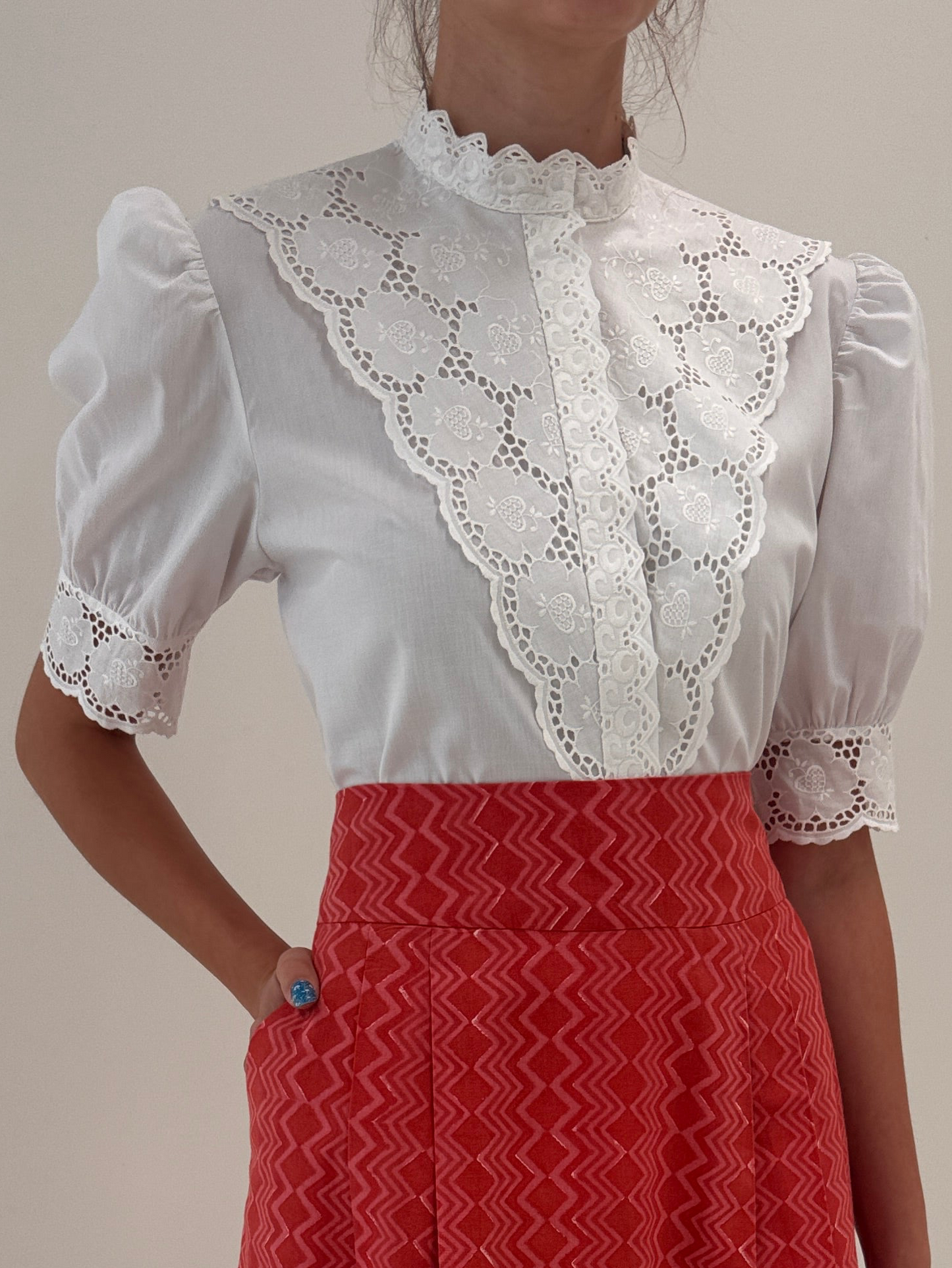 Cămașa vintage cu broderie anglaise și mâneci bufante din panzica de bumbac
