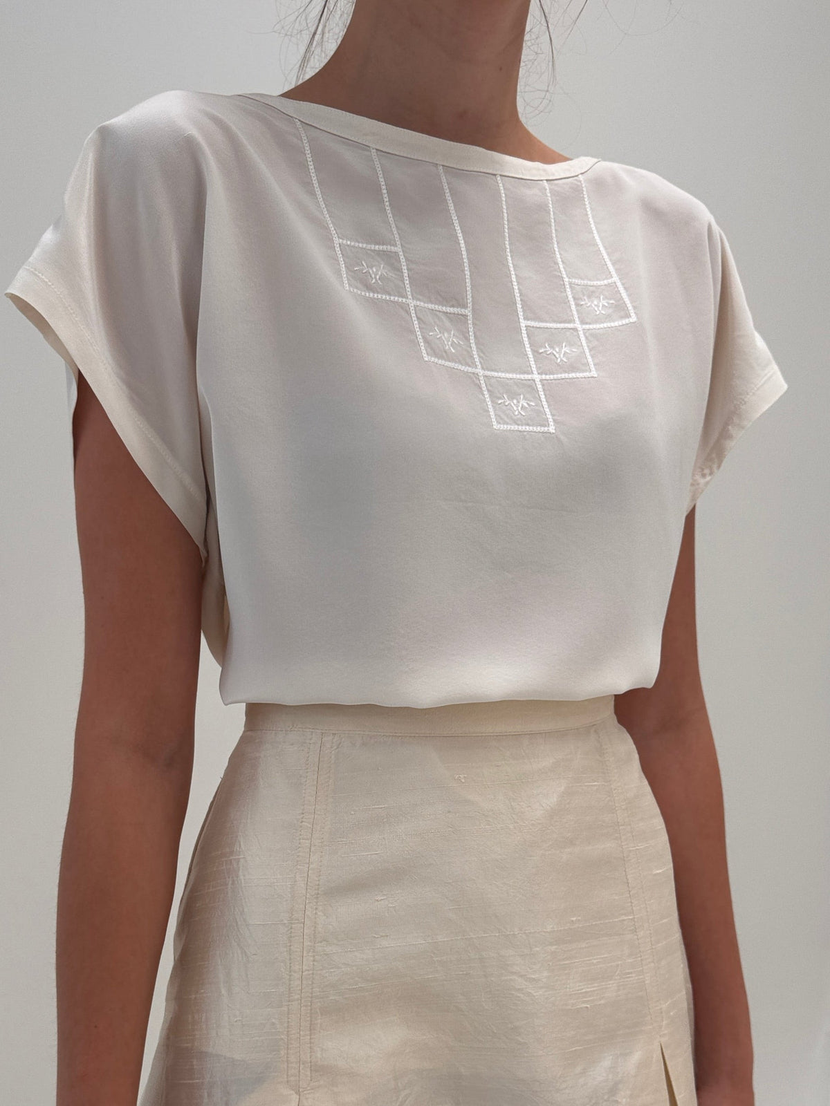 Top Laurel by Escada din mătase naturală cu broderie delicată în croi lejer
