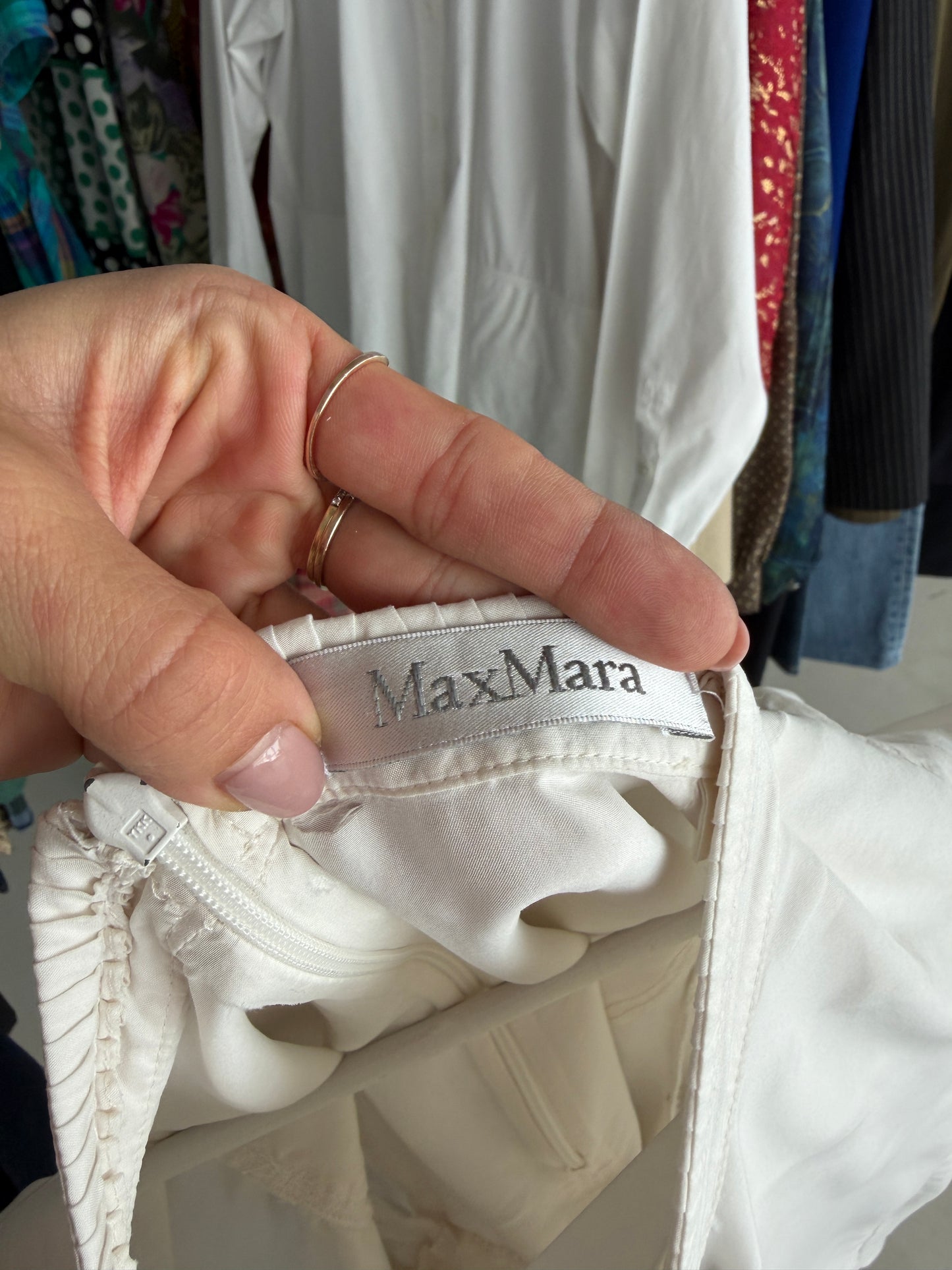 Cămașa spectaculoasă Max Mara din mătase naturală plină cu peplum și umeri cu volum