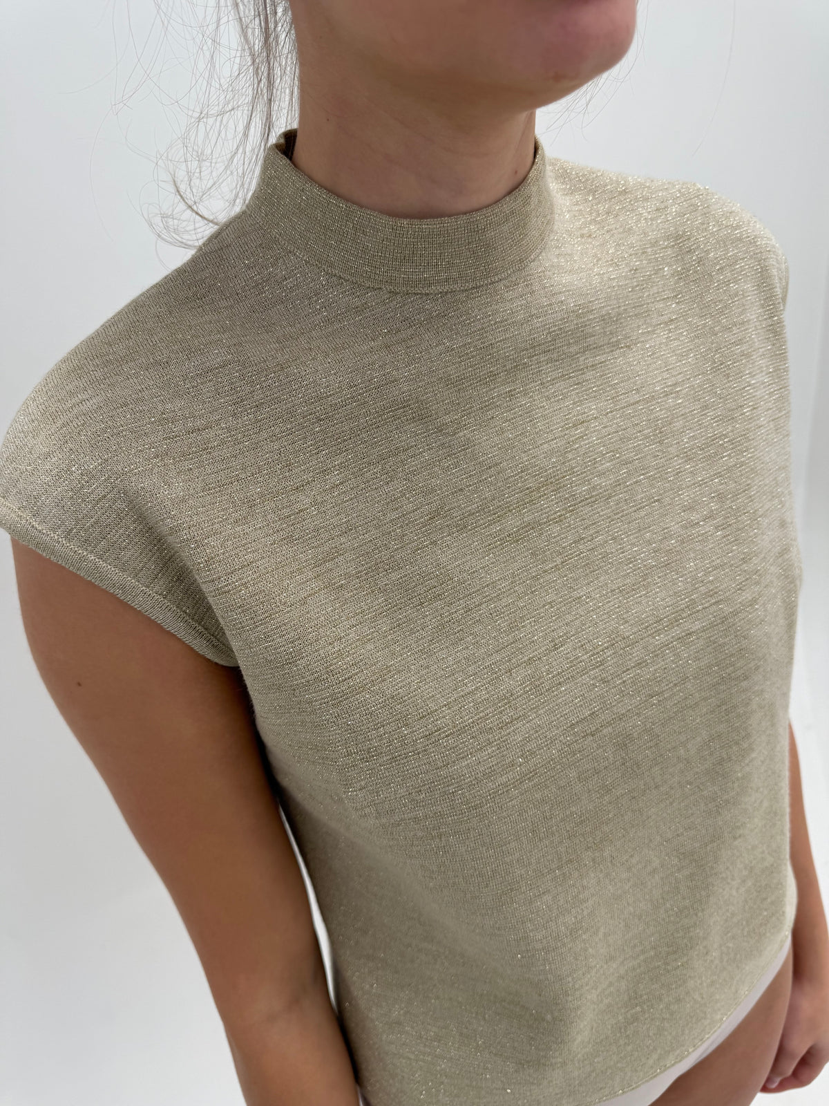 Top old vintage de la zi la seară din tricot  dens de lana cu inserții fine aurii