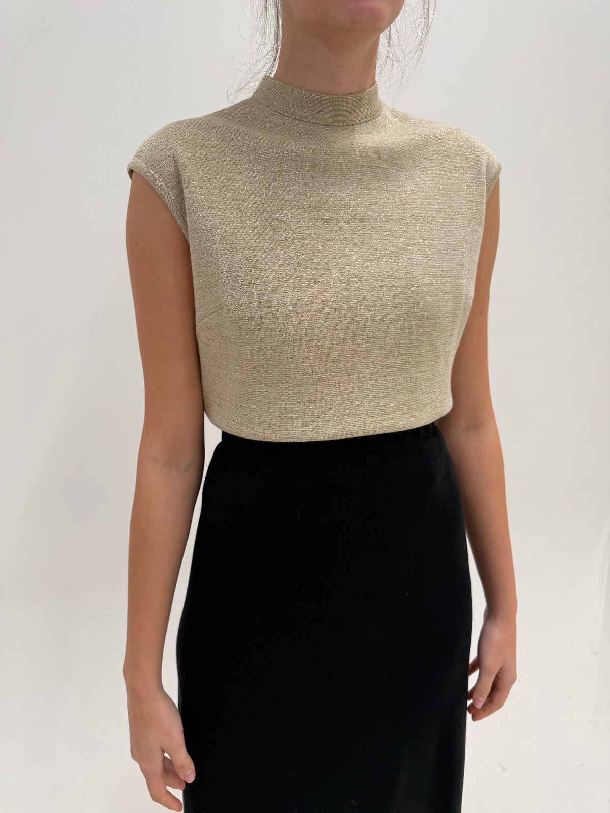 Top old vintage de la zi la seară din tricot  dens de lana cu inserții fine aurii