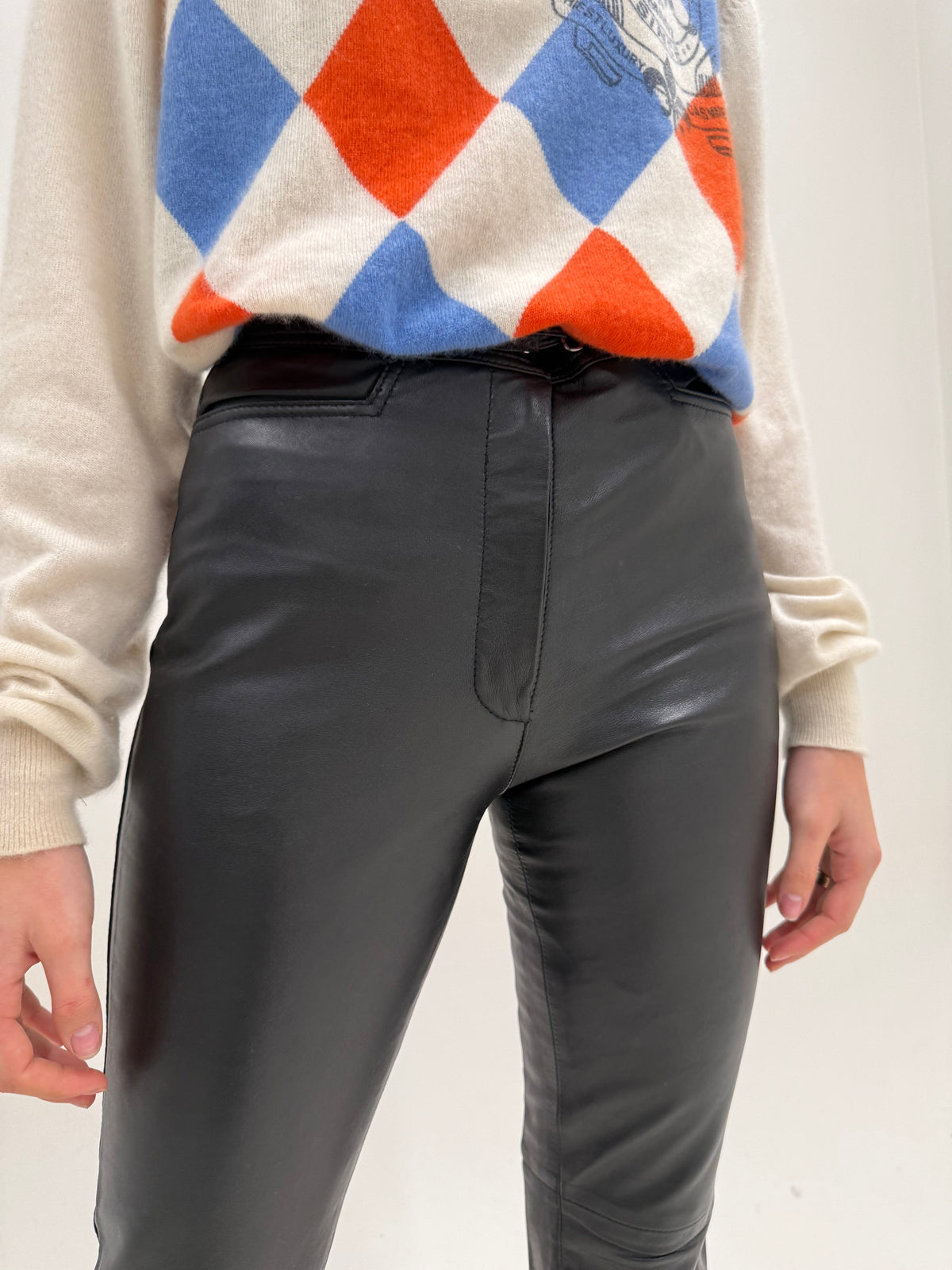 Pantaloni tall din piele naturală extrem de moale în croi pe picior și talie extrem de înaltă