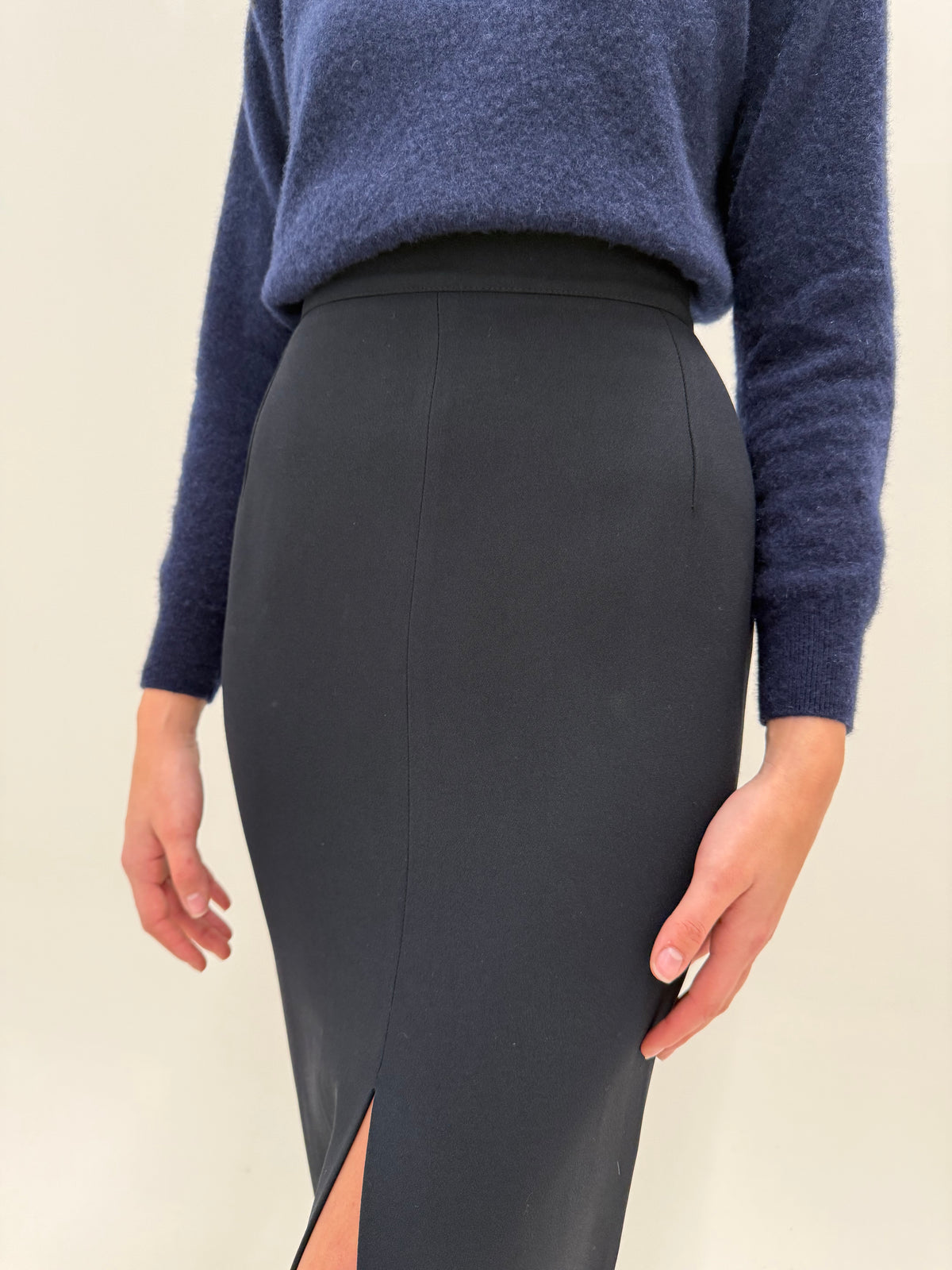 Fustă maxi couture Gai Mattiolo maxi cu talie ultra înaltă și șliț frontal adânc  de la business la seara