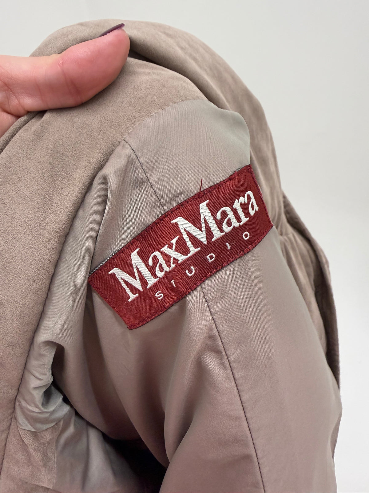 Jacheta Max Mara light taupe în croi cambrat cu glugă detașabilă cu aspect de suede