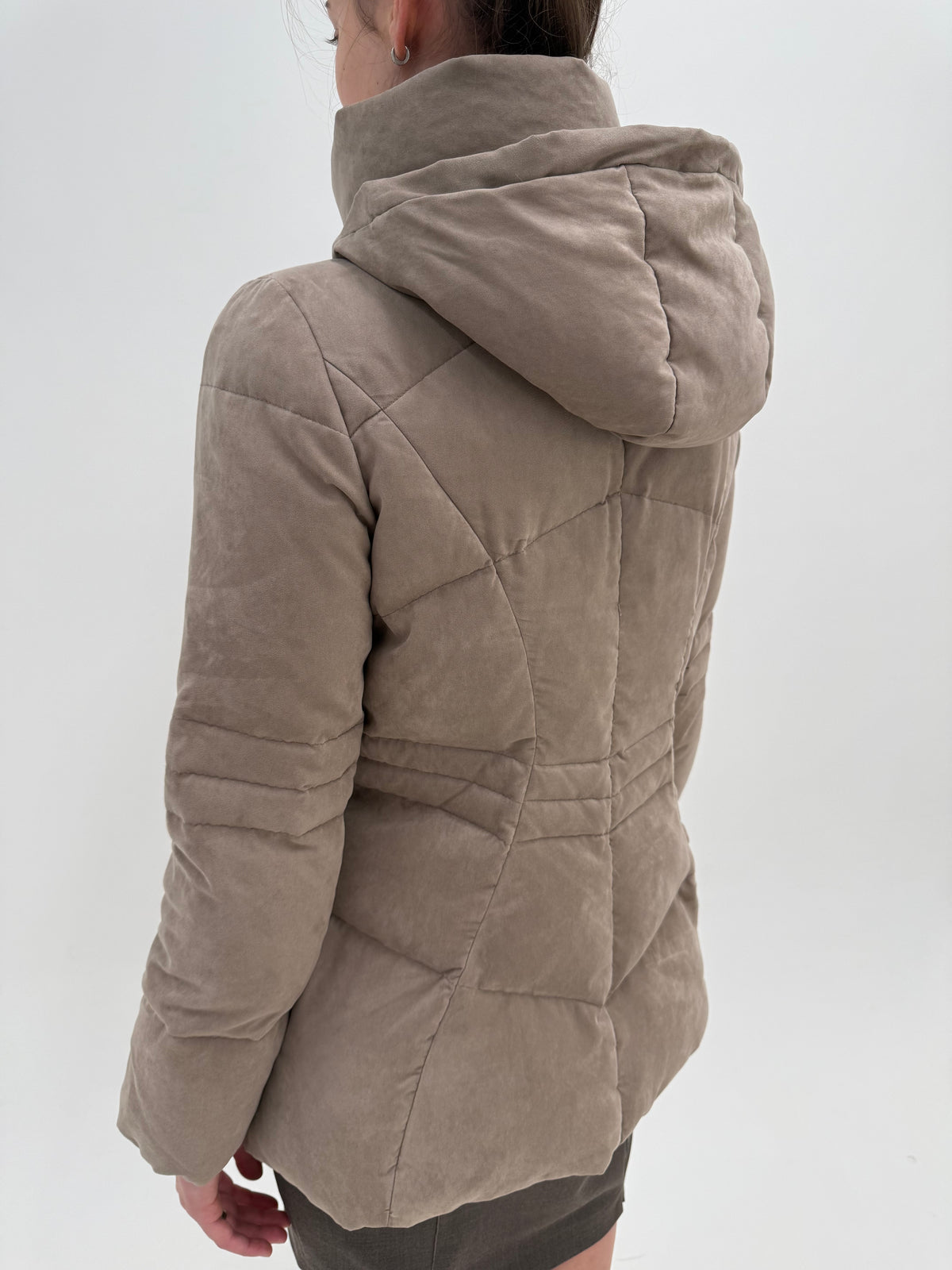 Jacheta Max Mara light taupe în croi cambrat cu glugă detașabilă cu aspect de suede