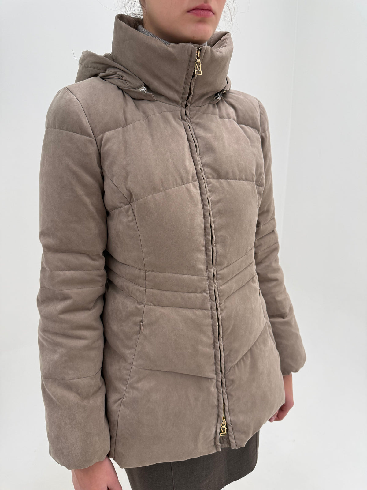 Jacheta Max Mara light taupe în croi cambrat cu glugă detașabilă cu aspect de suede