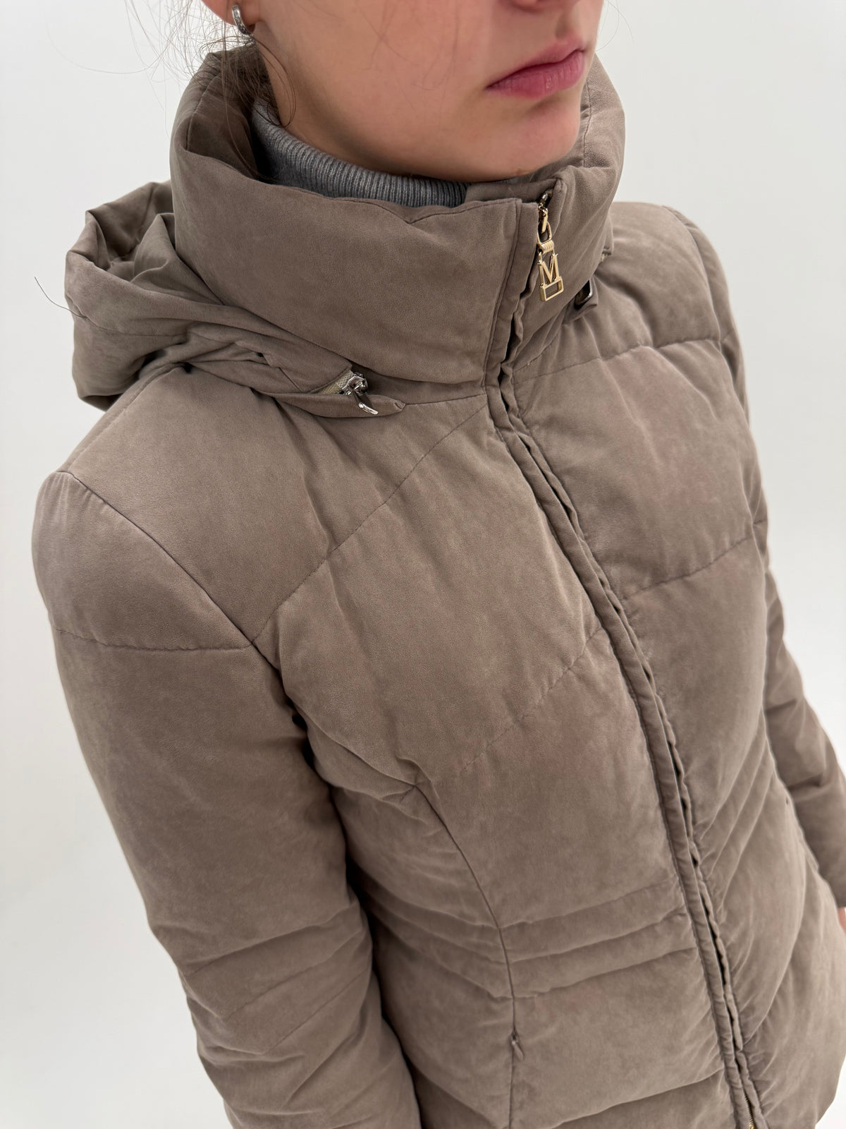 Jacheta Max Mara light taupe în croi cambrat cu glugă detașabilă cu aspect de suede