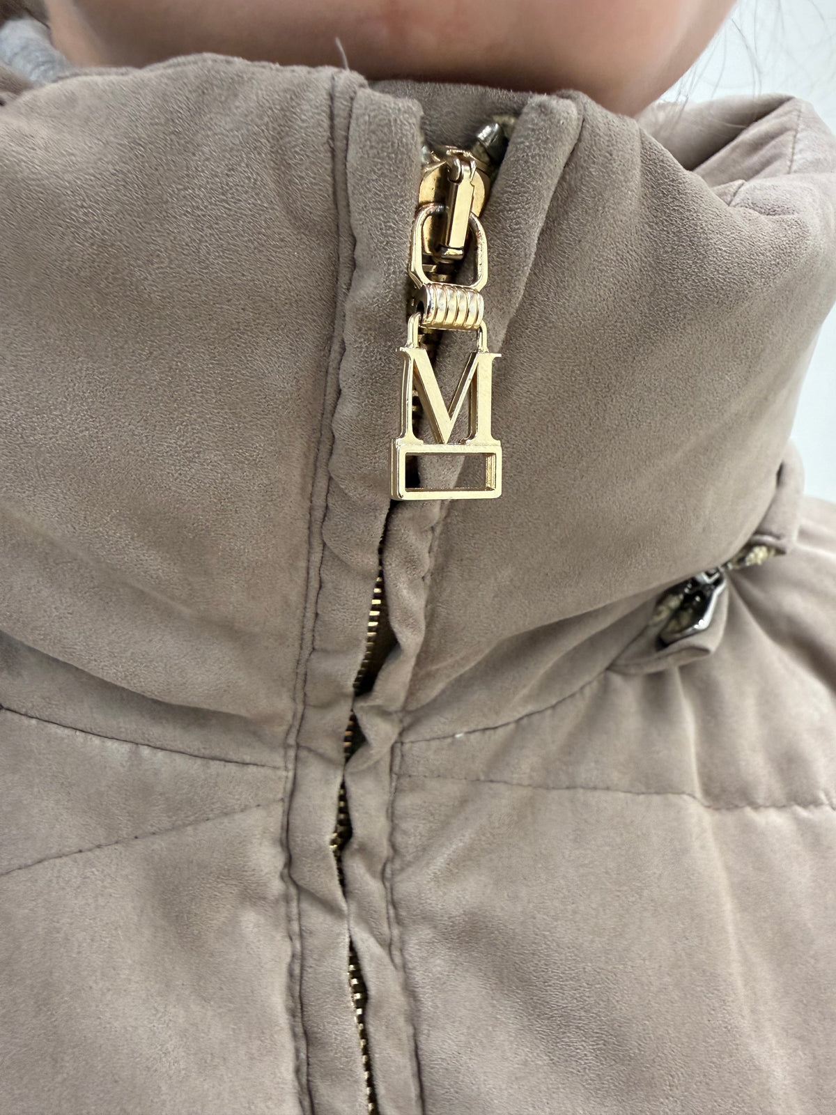 Jacheta Max Mara light taupe în croi cambrat cu glugă detașabilă cu aspect de suede