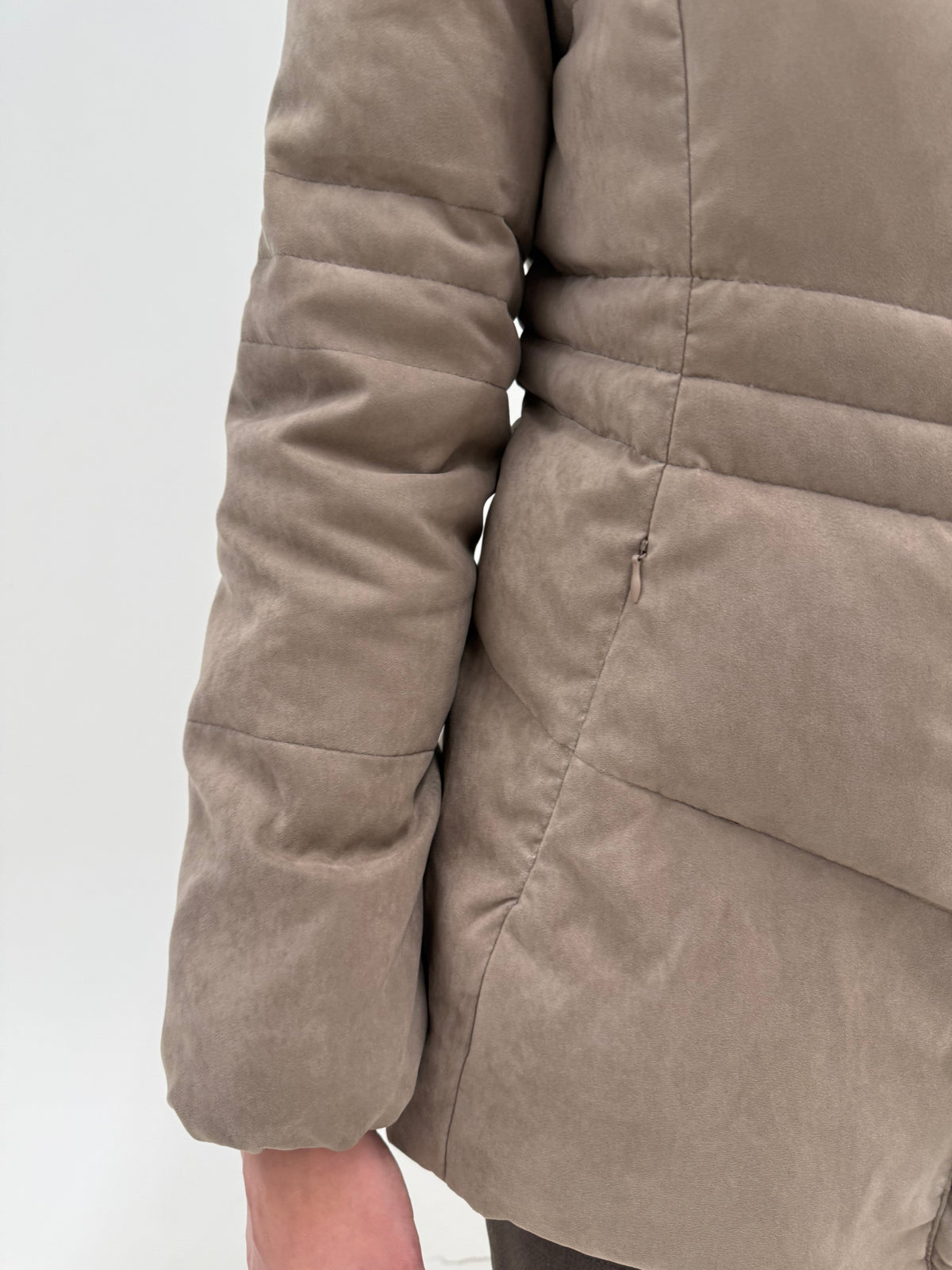 Jacheta Max Mara light taupe în croi cambrat cu glugă detașabilă cu aspect de suede