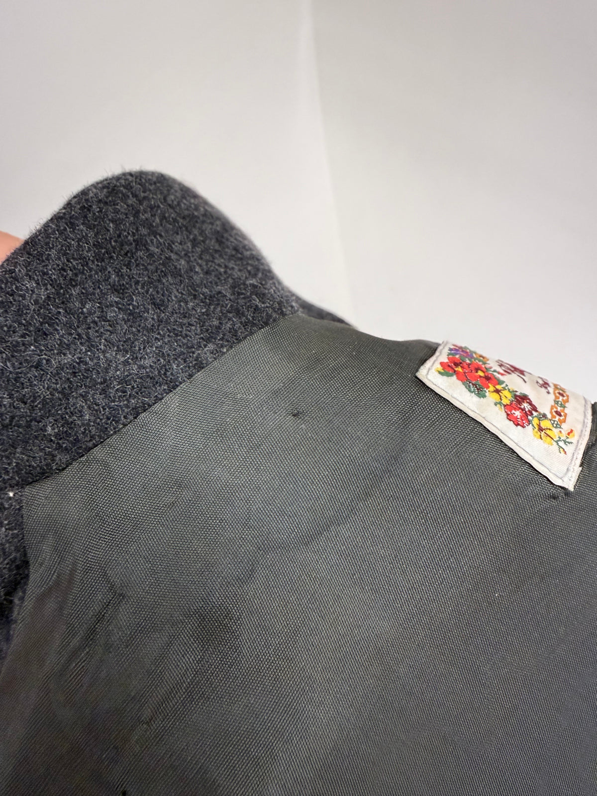 Sacou vintage cu revere late din wool flannel cu închidere dublă în croi cambrat