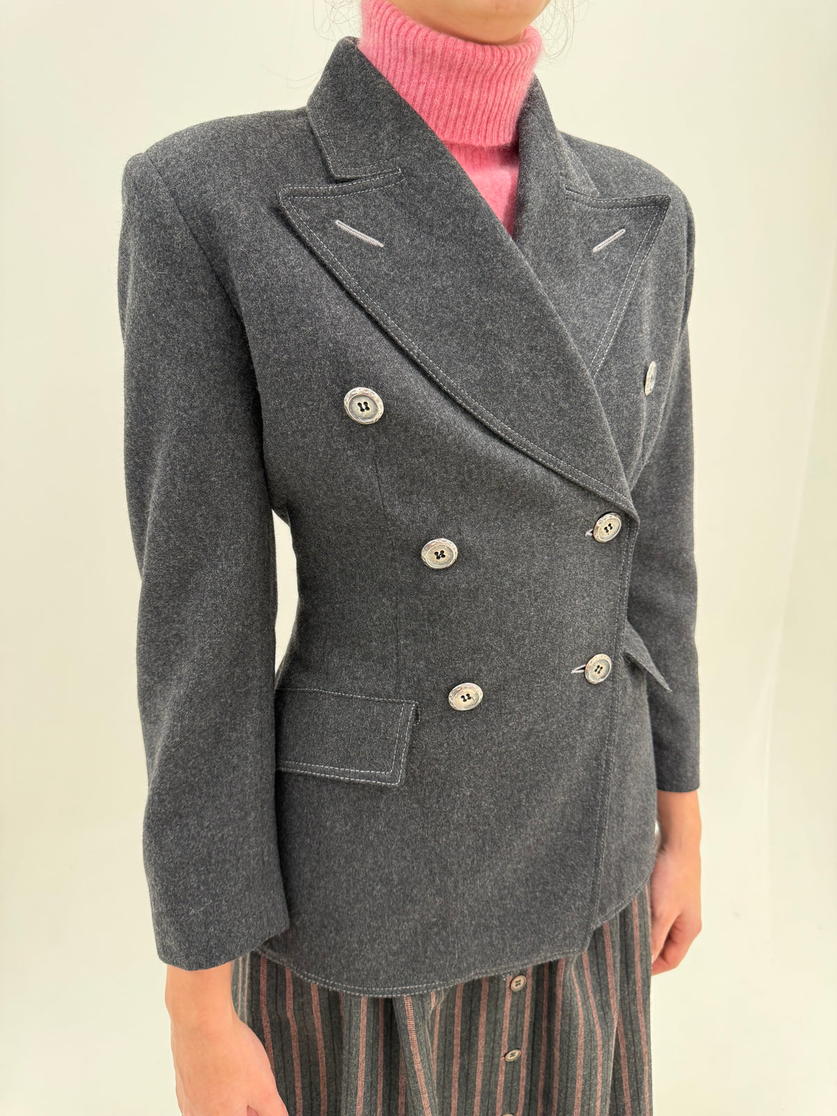 Sacou vintage cu revere late din wool flannel cu închidere dublă în croi cambrat