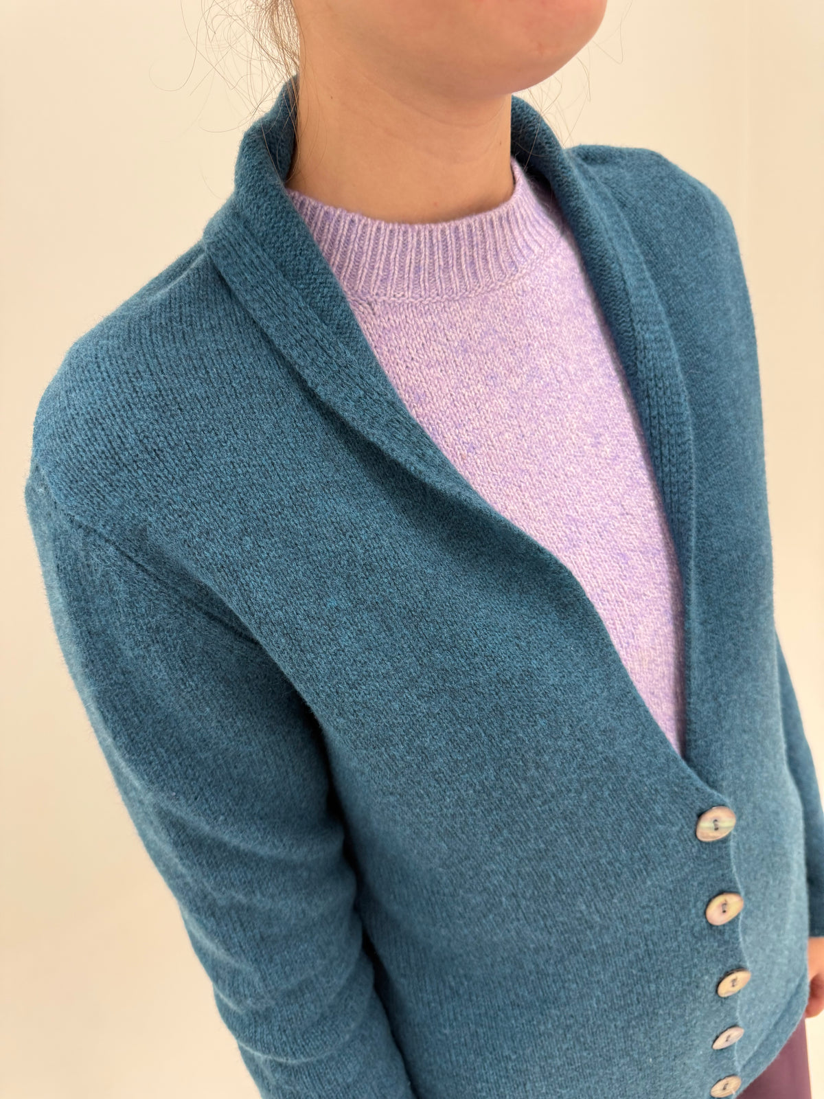 Cardigan ocean green din lana extrafina multiply de gramaj mare cu natsuir mother of pearl