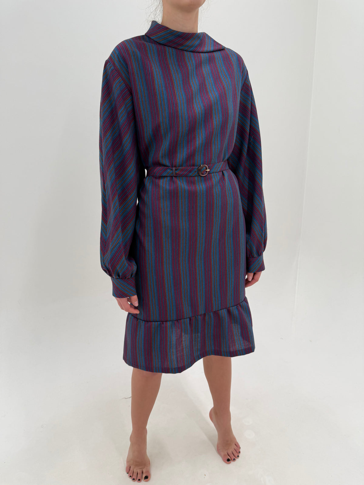 Rochie vintage cu guler chic din lana extrafina în dungi cu curea proprie și fusta cu volan