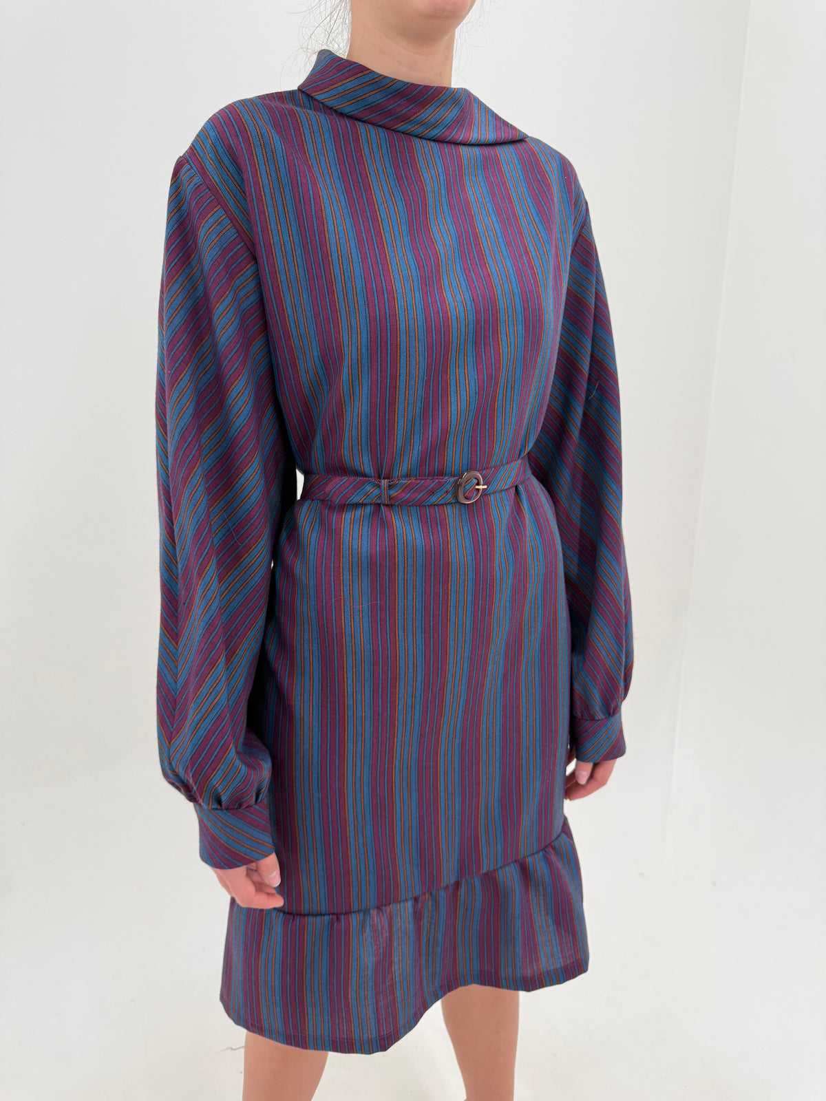 Rochie vintage cu guler chic din lana extrafina în dungi cu curea proprie și fusta cu volan