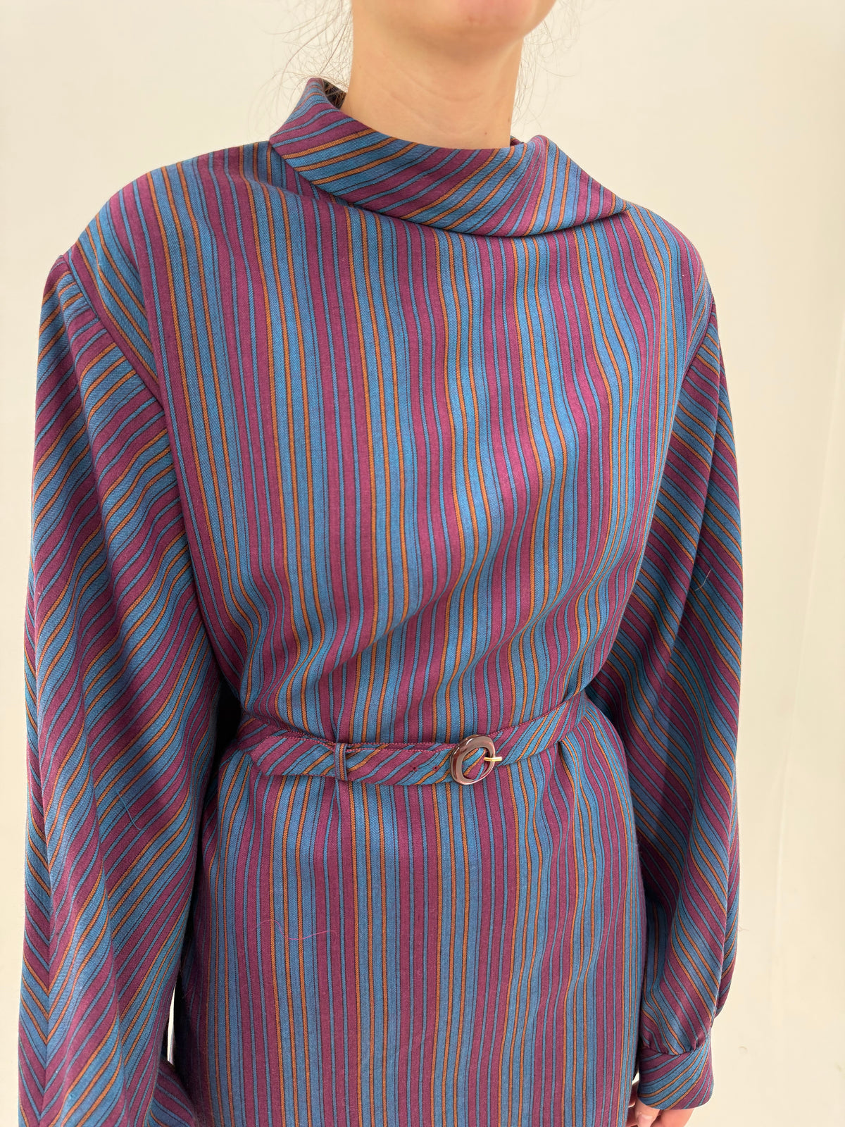 Rochie vintage cu guler chic din lana extrafina în dungi cu curea proprie și fusta cu volan