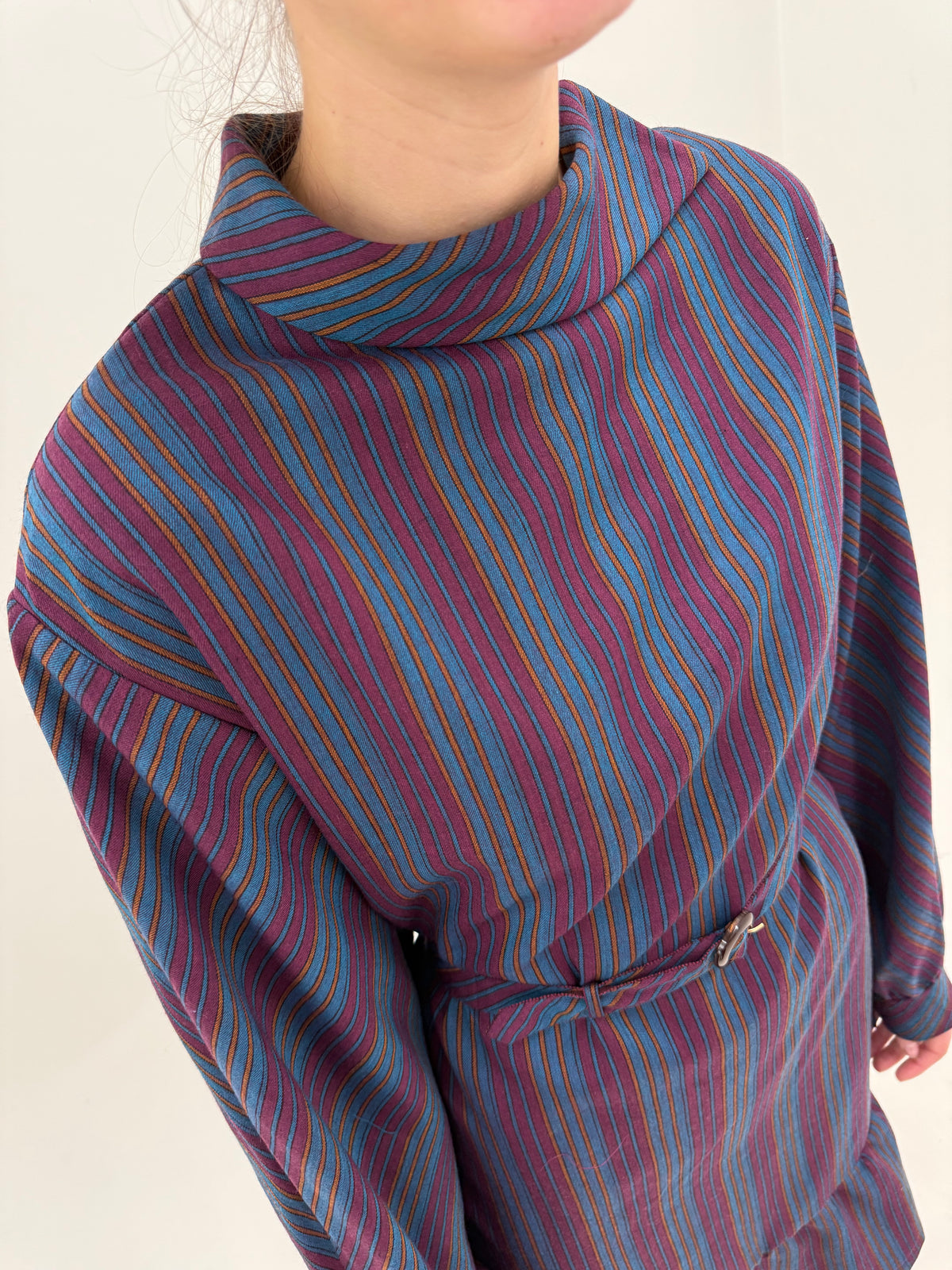 Rochie vintage cu guler chic din lana extrafina în dungi cu curea proprie și fusta cu volan
