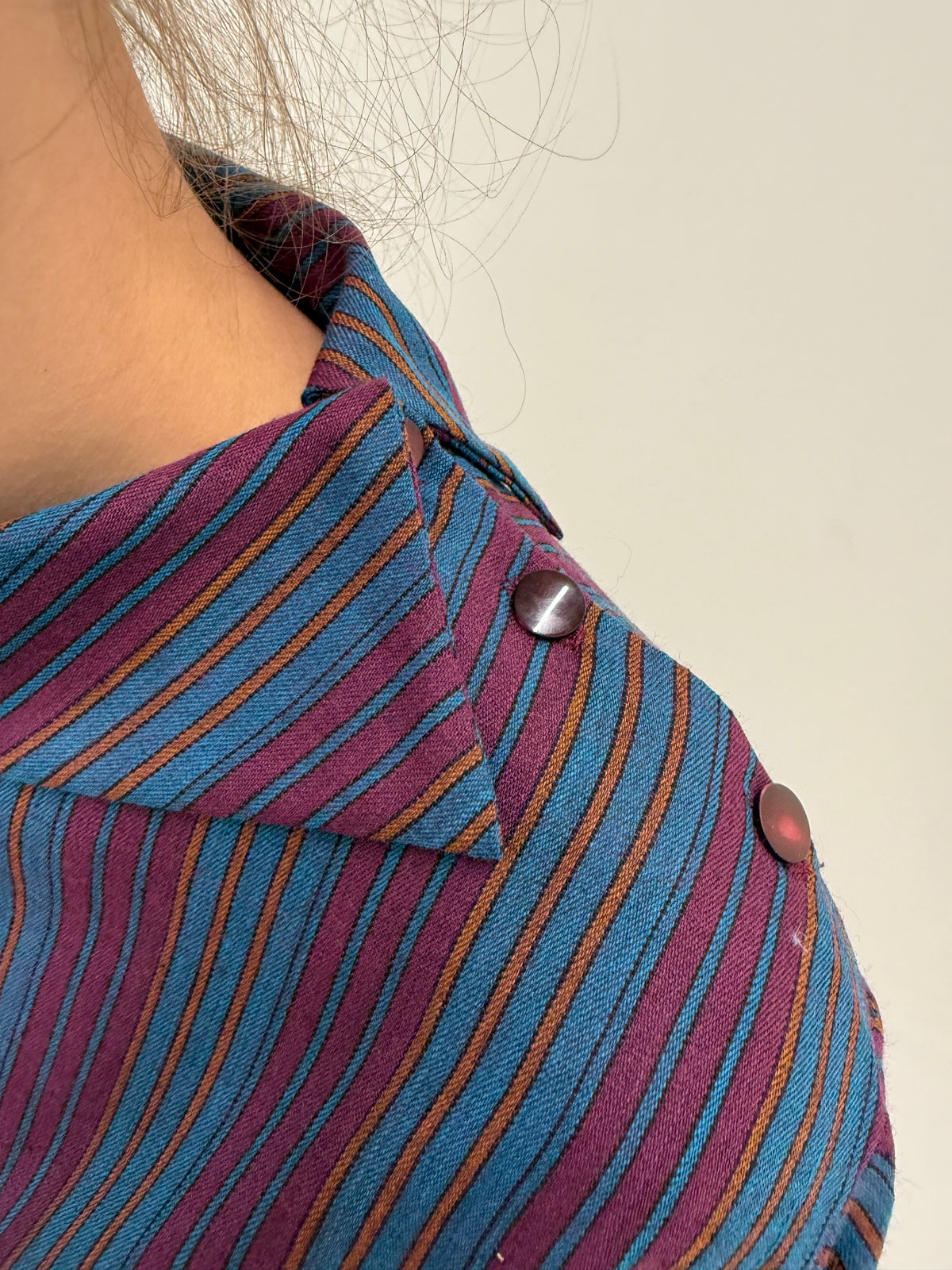 Rochie vintage cu guler chic din lana extrafina în dungi cu curea proprie și fusta cu volan