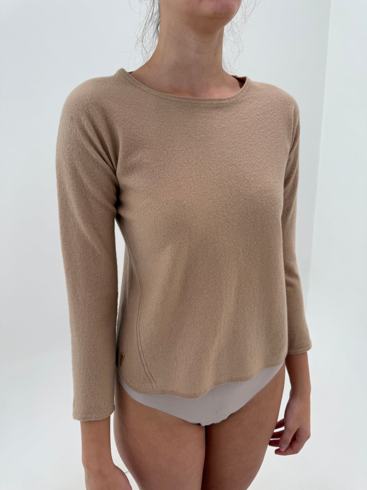 Pulover camel luxury Windsor petite din lana extrafina merino și croi lejer