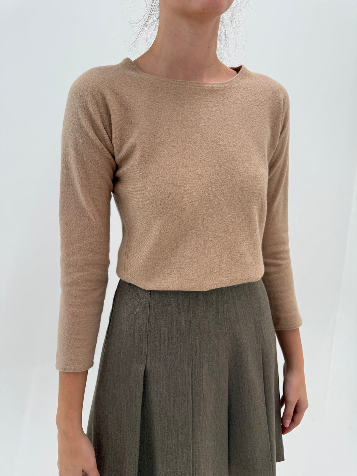 Pulover camel luxury Windsor petite din lana extrafina merino și croi lejer