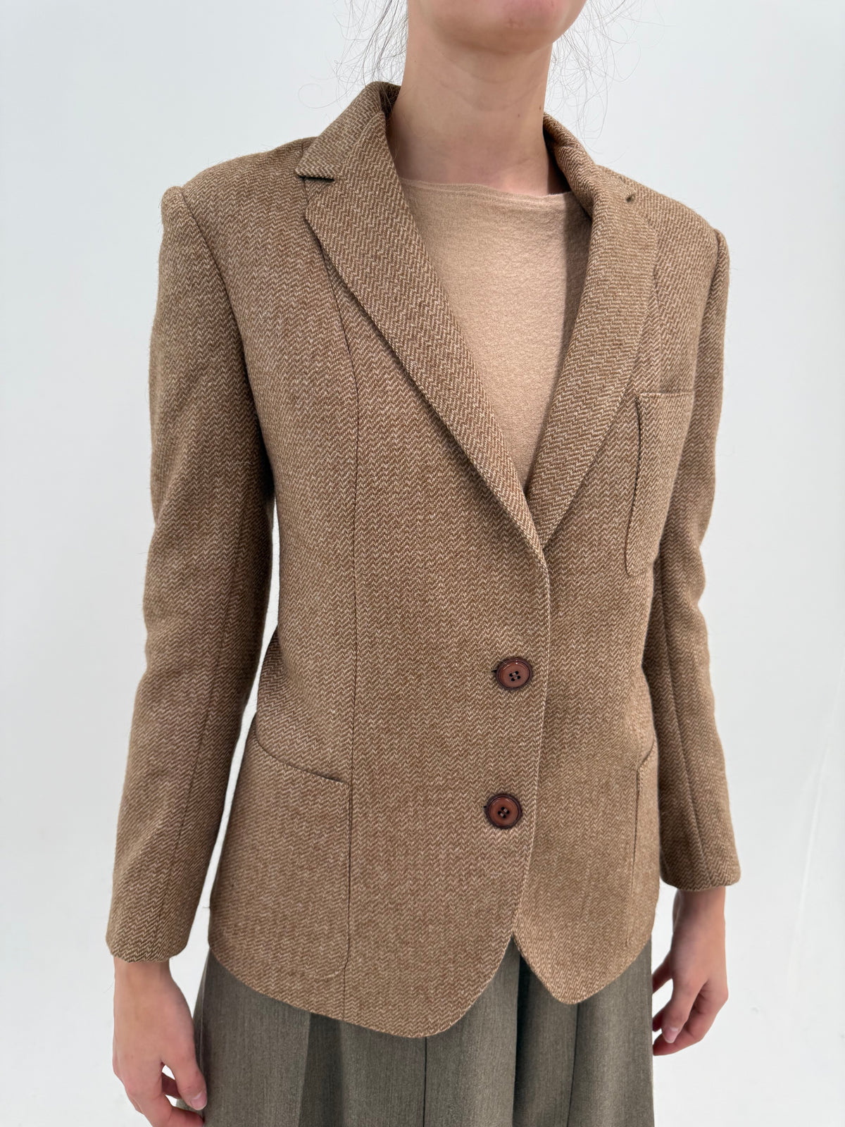 Sacou camel cambrat din tweed gros Chevron structurat de lana