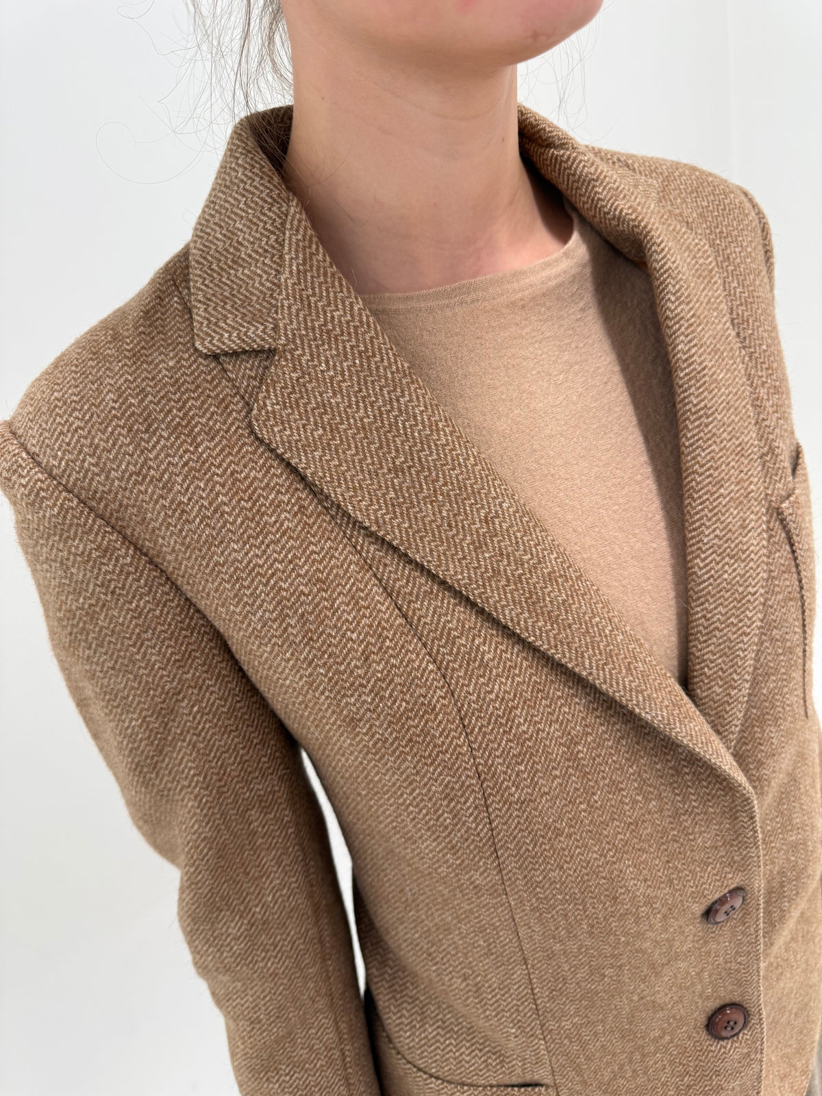 Sacou camel cambrat din tweed gros Chevron structurat de lana
