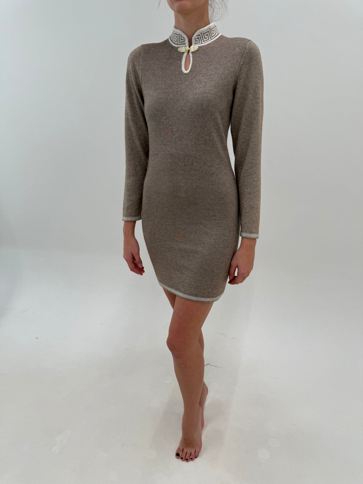Rochie vintage mini taupe cu influențe asian din tricot dens extrafin de lana