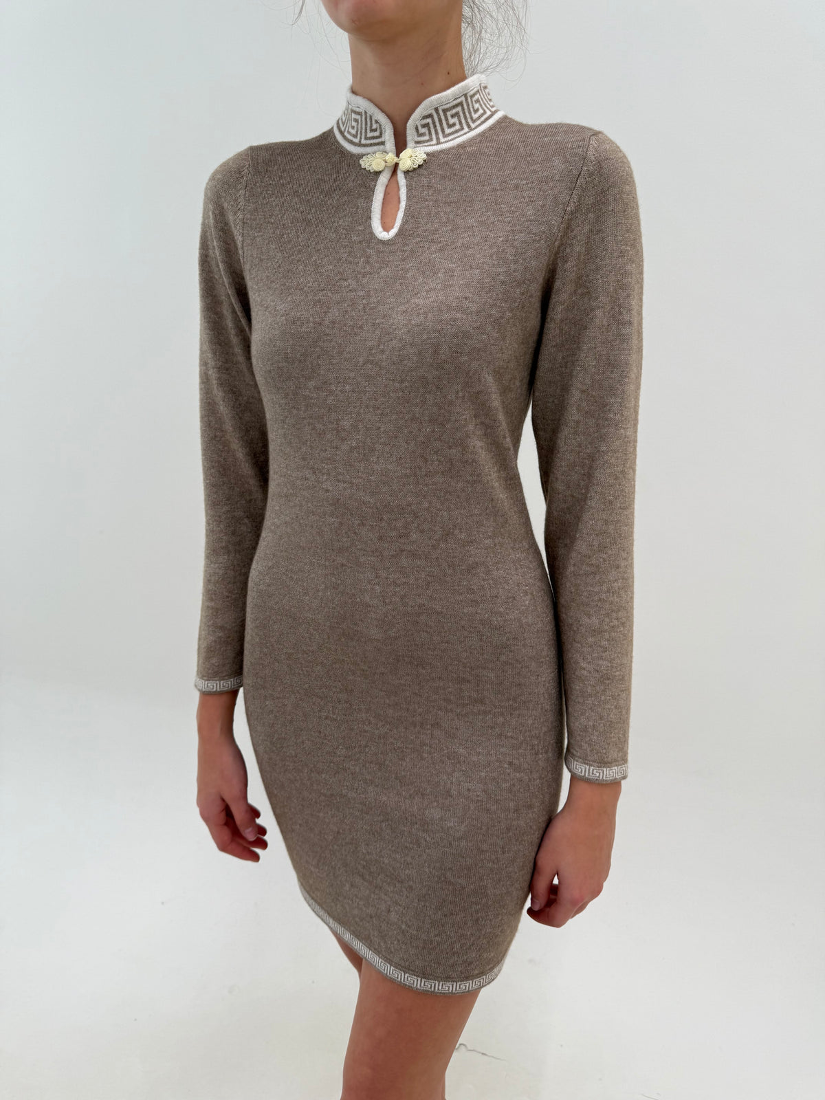 Rochie vintage mini taupe cu influențe asian din tricot dens extrafin de lana