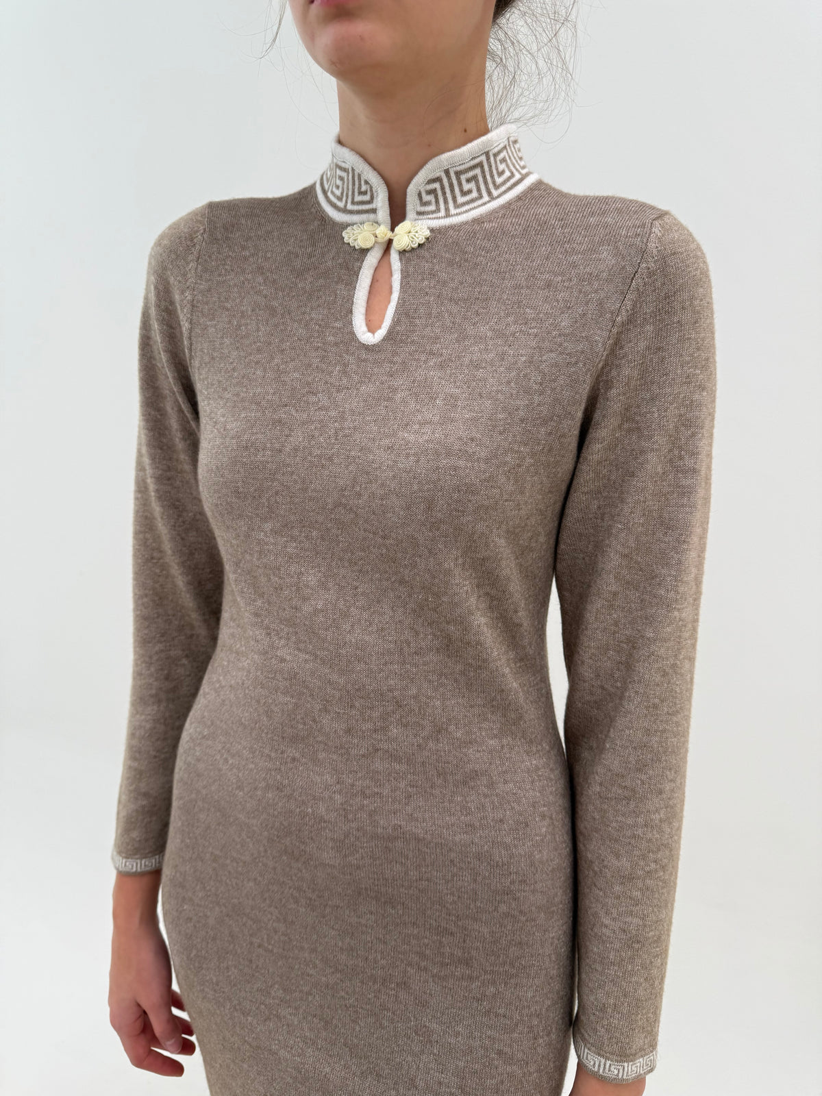 Rochie vintage mini taupe cu influențe asian din tricot dens extrafin de lana