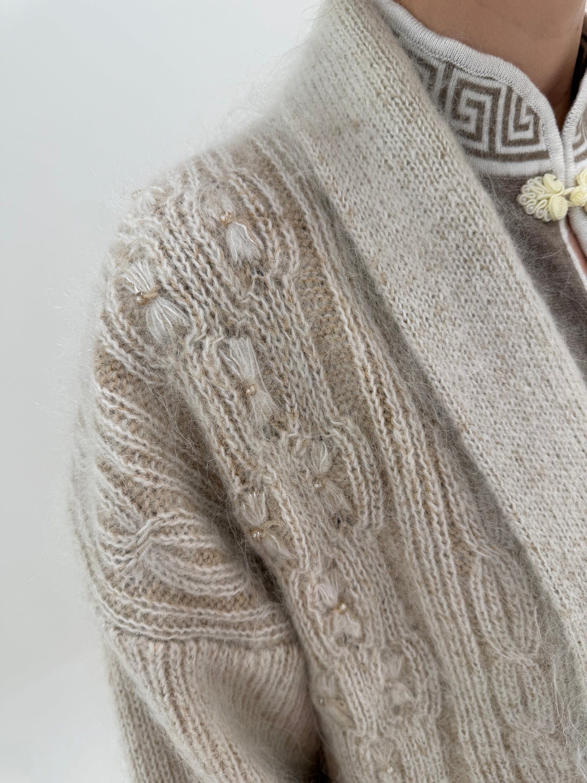 Jacheta vintage super groasă texturata light nude din lana și mohair cu aplicații manuale