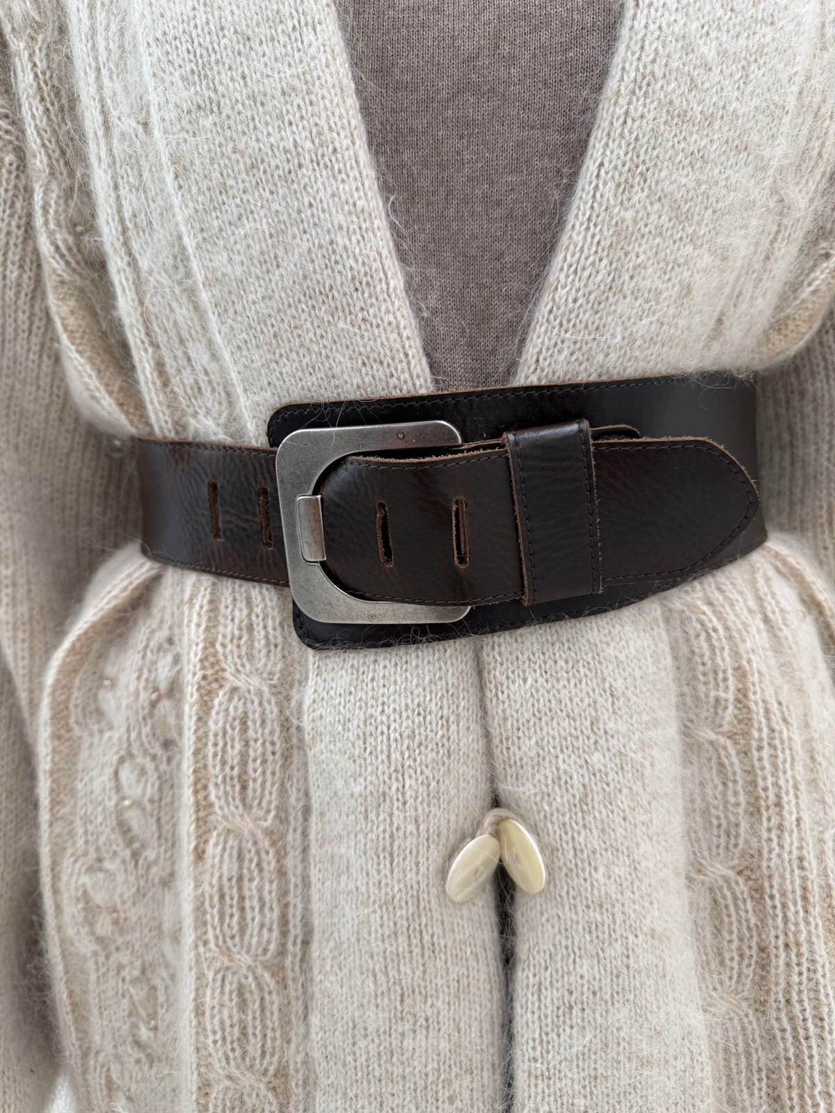 Centura vintage masiva dark brown cu feronerie argintie mată din piele naturală
