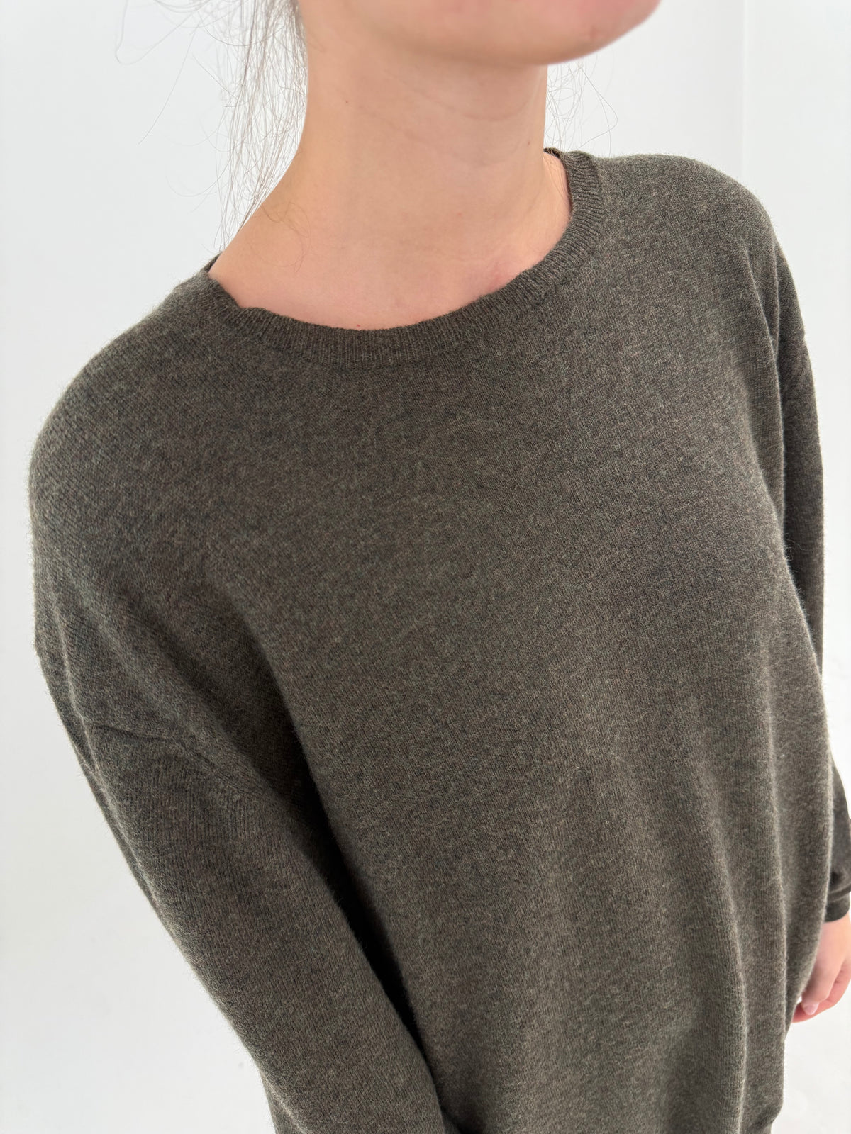 Pulover plus size taupe din lana merino extrafina pura virgină certificată
