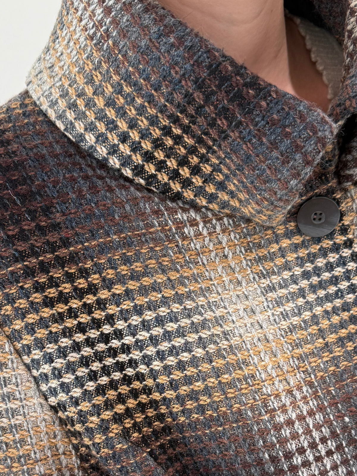 Palton scurt din tweed spectaculos cu inserții camel și ivorie și talie marcată