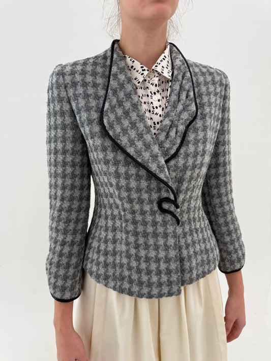 Sacou Emporio Armani petite în croi cambrat cu detalii chic din tweed pied de coq de lana groasă