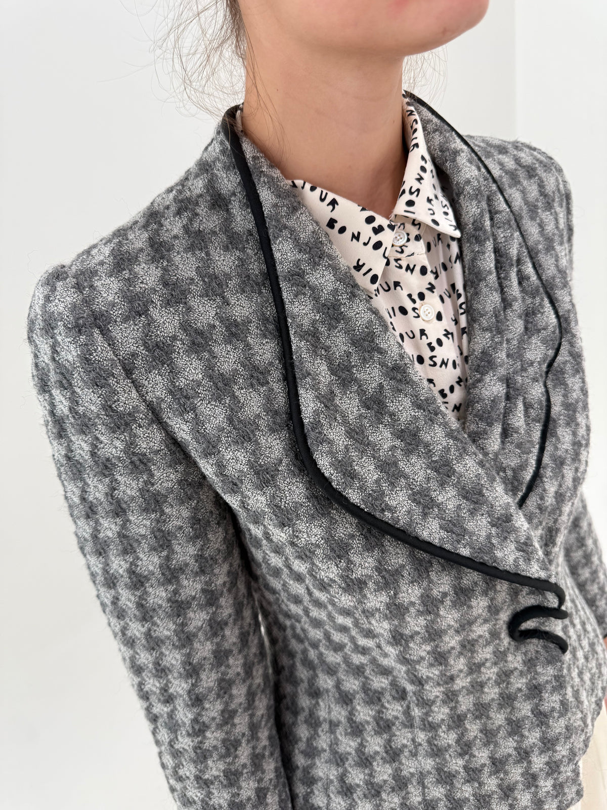Sacou Emporio Armani petite în croi cambrat cu detalii chic din tweed pied de coq de lana groasă