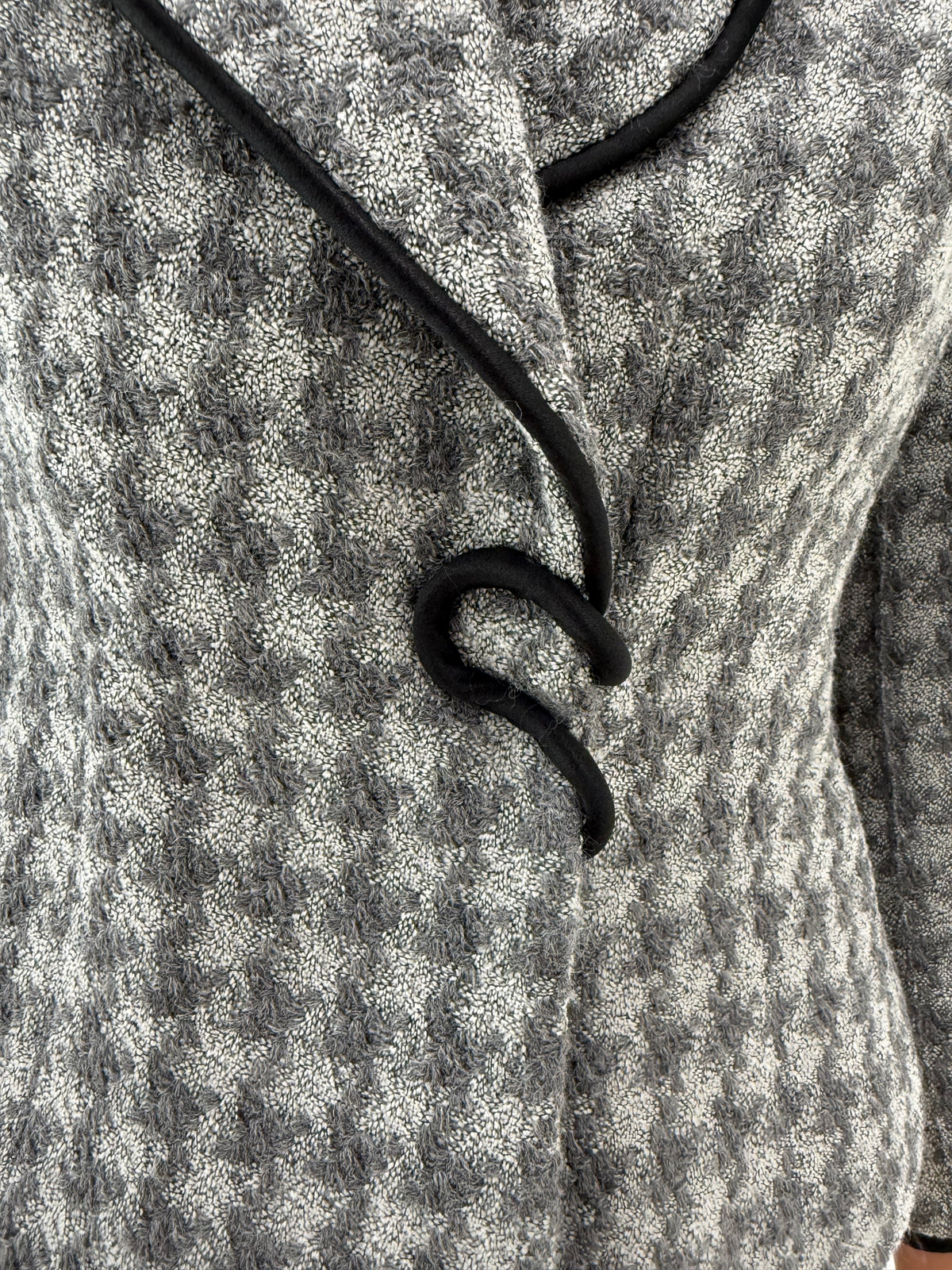 Sacou Emporio Armani petite în croi cambrat cu detalii chic din tweed pied de coq de lana groasă