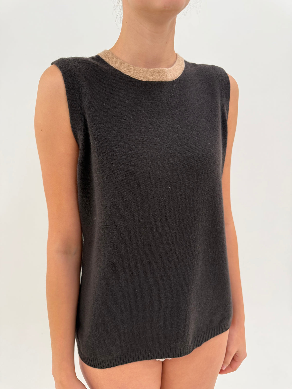 Top din cașmir negru și camel crew neck