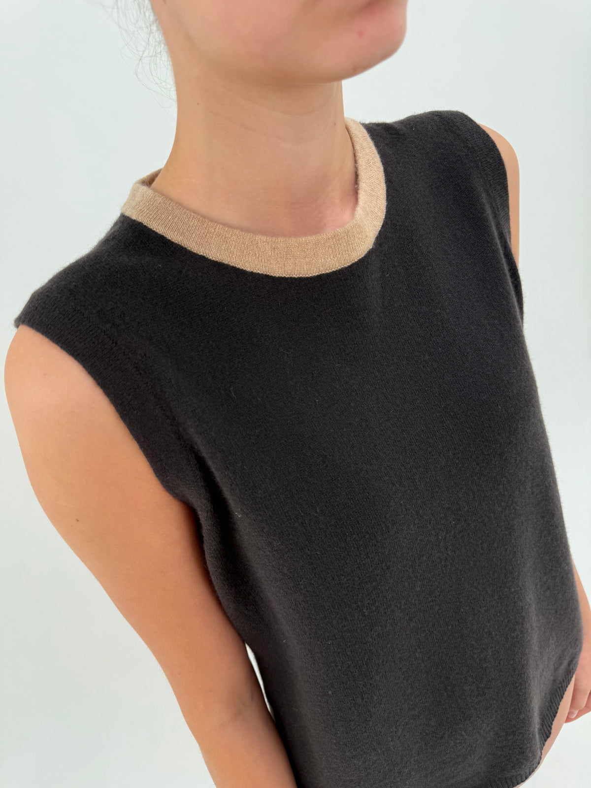 Top din cașmir negru și camel crew neck
