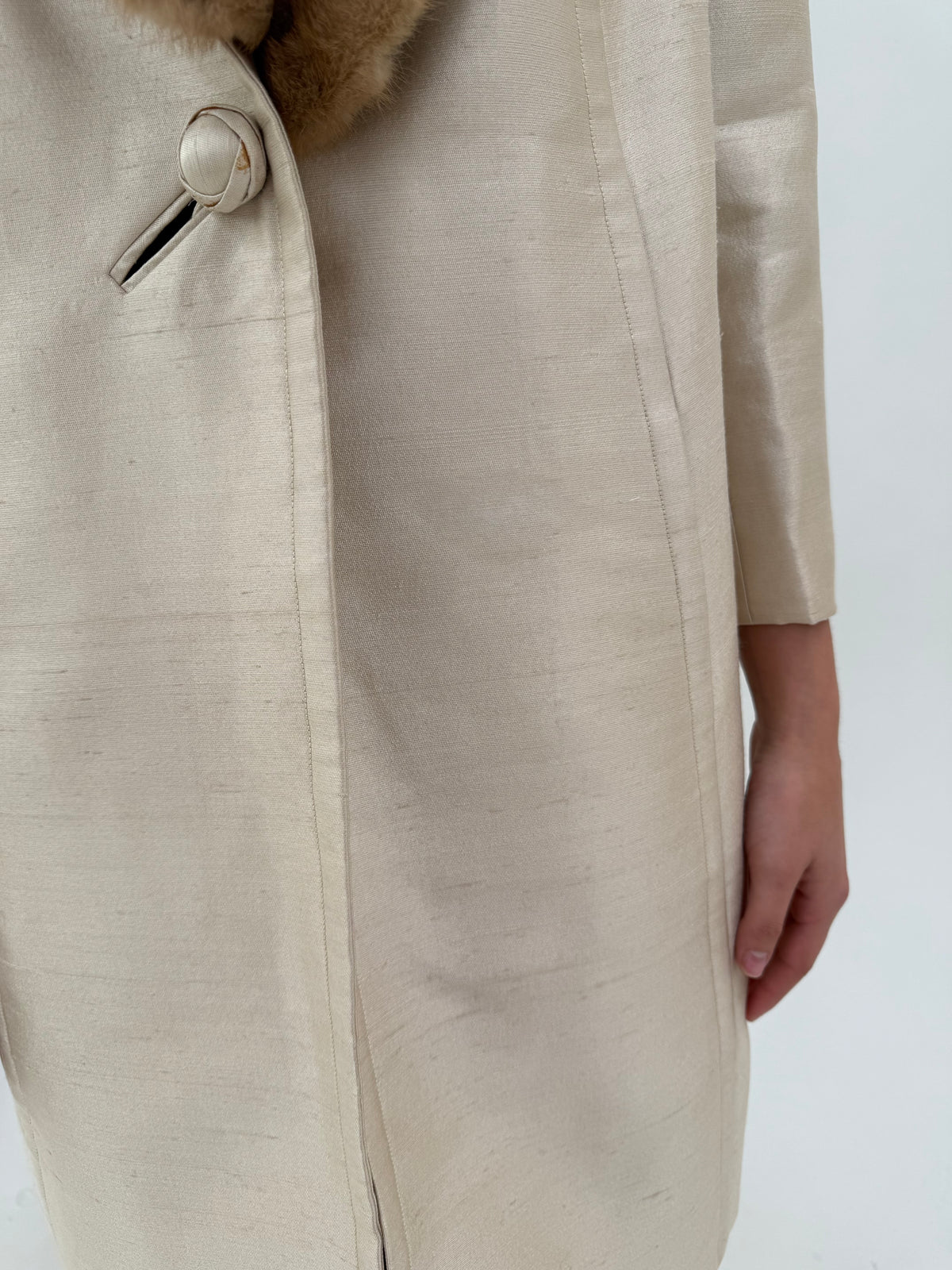 Palton old vintage Opera Coat anii 50 din mătase naturală cu guler somptuos din nurcă și interior matlasat