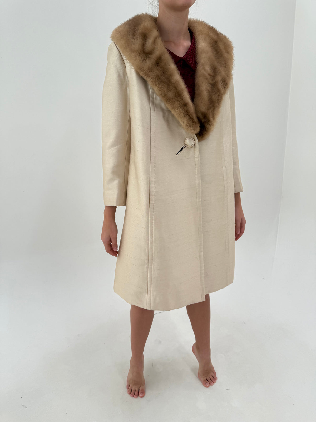 Palton old vintage Opera Coat anii 50 din mătase naturală cu guler somptuos din nurcă și interior matlasat