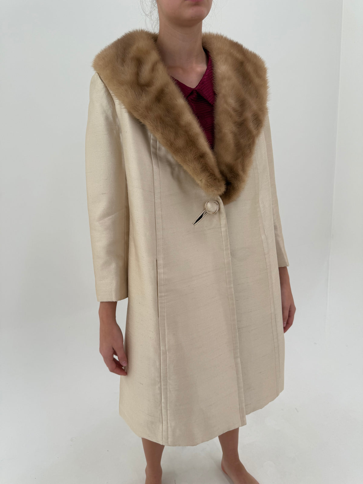Palton old vintage Opera Coat anii 50 din mătase naturală cu guler somptuos din nurcă și interior matlasat